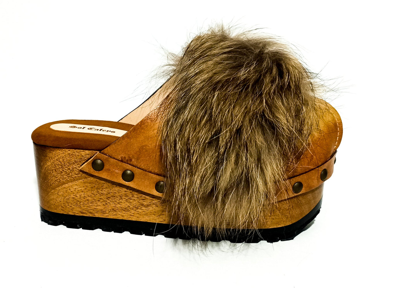 Brown leather clogs with natural fur, handmade, with low wooden wedges. Sizes 33 to 47. Special sizes.
An exclusive design by Sol Caleyo, created for those who value craftsmanship, comfort, and authentic style.