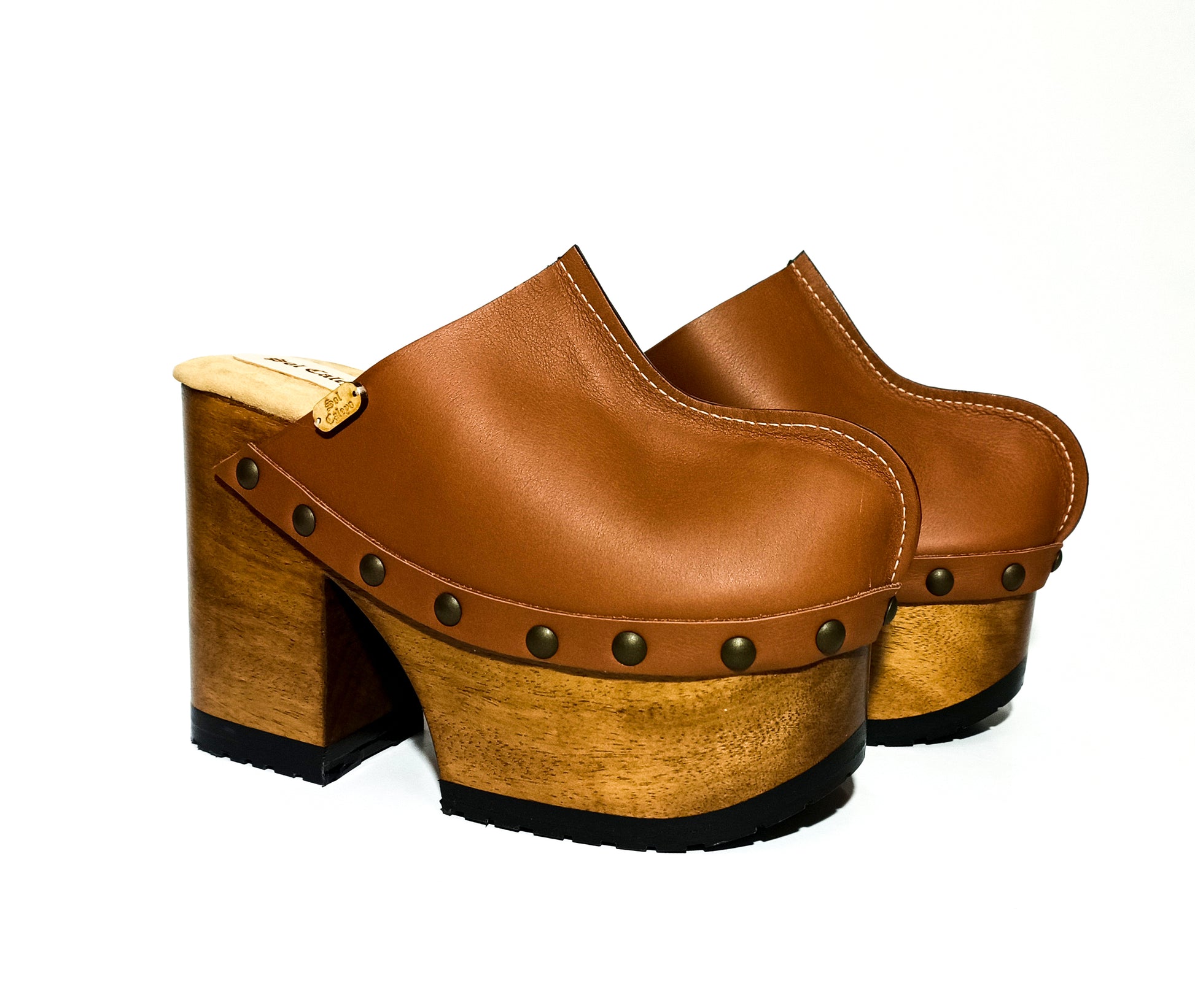 Clogs with platform and high heel in vintage inspiration, 70's style. Closed wooden heel in light brown leather. Sizes 34 to 47. Handmade to order. The Vintage Clogs are an exclusive design by Sol Caleyo.