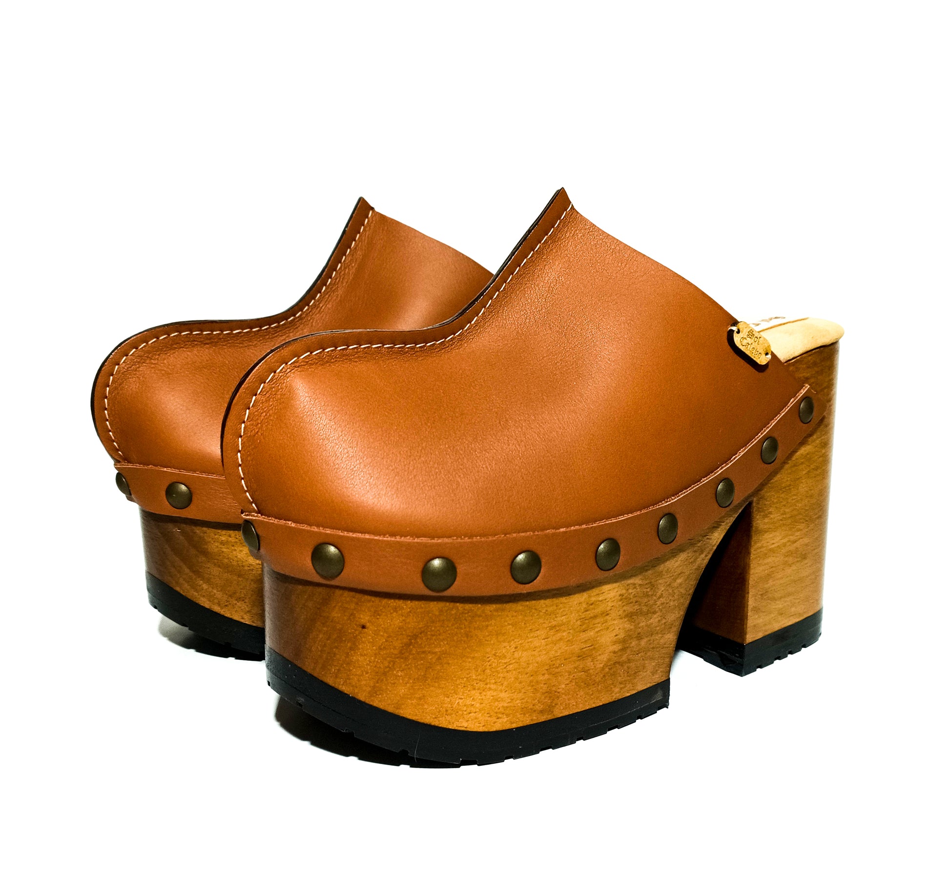Clogs with platform and high heel in vintage inspiration, 70's style. Closed wooden heel in light brown leather. Sizes 34 to 47. Handmade to order. The Vintage Clogs are an exclusive design by Sol Caleyo.