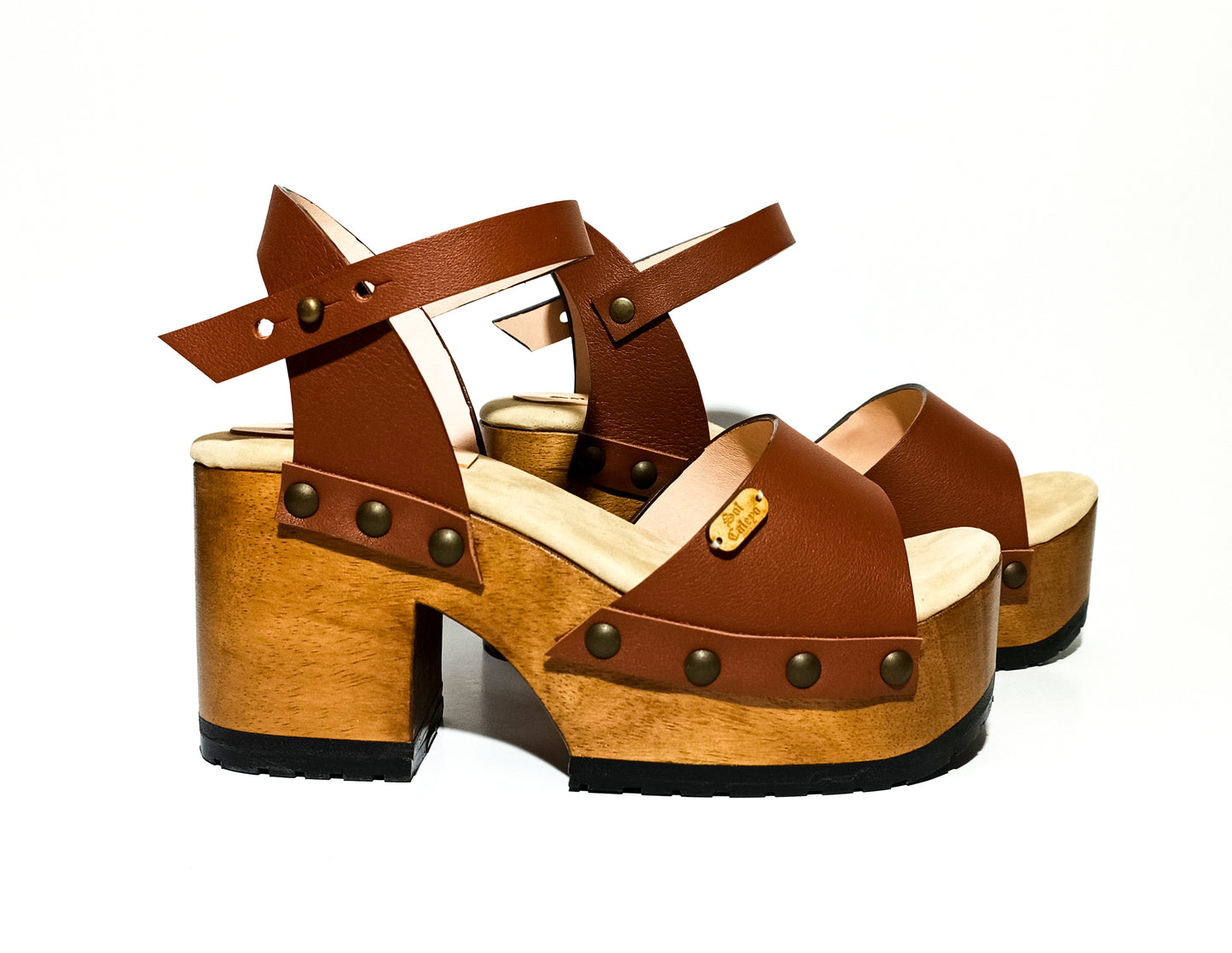 70s style sandals with wooden heel made in leather. Super high wooden heel vintage style. Vintage style clog sandals. Sizes 34 to 47. High quality leather footwear handmade by Sol Caleyo.