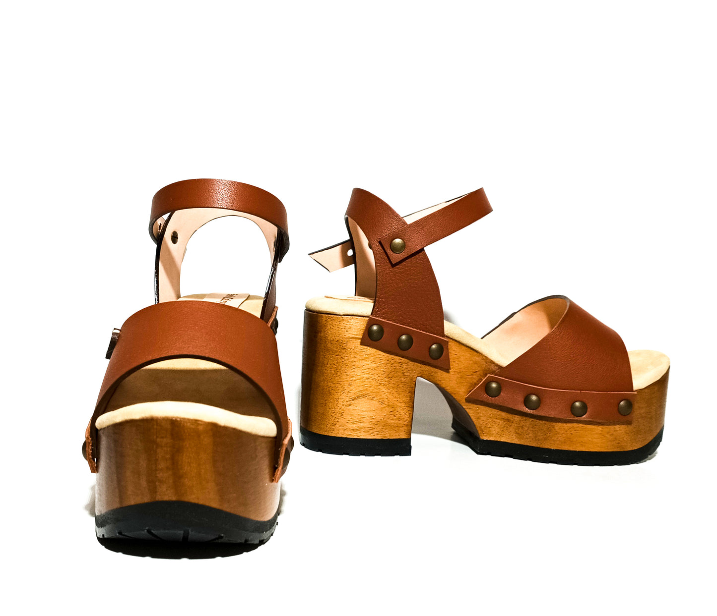 70s style sandals with wooden heel made in leather. Super high wooden heel vintage style. Vintage style clog sandals. Sizes 34 to 47. High quality leather footwear handmade by Sol Caleyo.