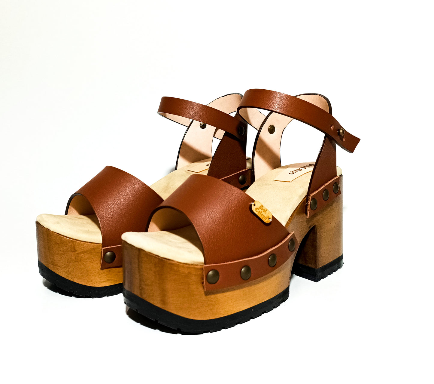 70s style sandals with wooden heel made in leather. Super high wooden heel vintage style. Vintage style clog sandals. Sizes 34 to 47. High quality leather footwear handmade by Sol Caleyo.