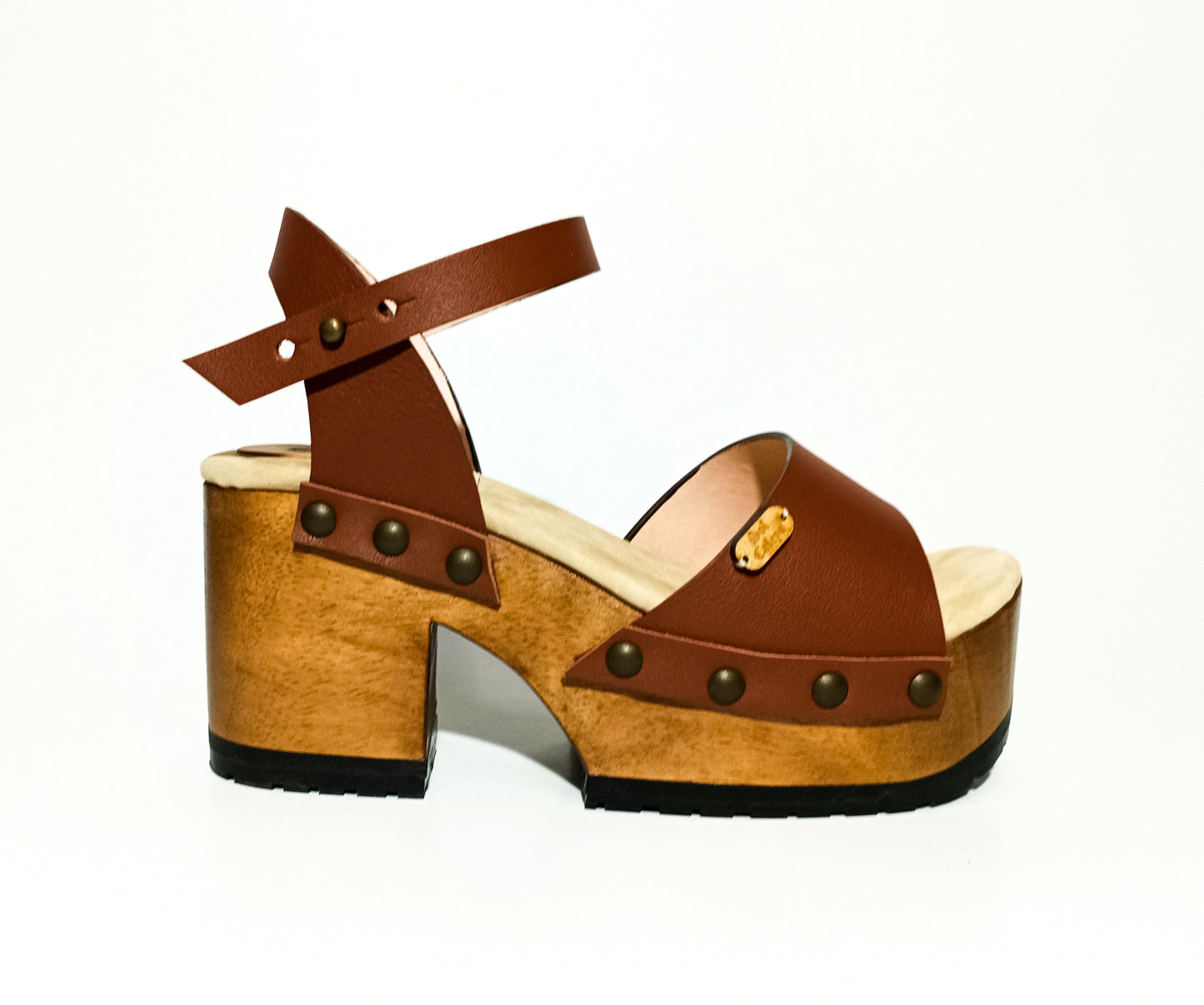 70s style sandals with wooden heel made in leather. Super high wooden heel vintage style. Vintage style clog sandals. Sizes 34 to 47. High quality leather footwear handmade by Sol Caleyo.