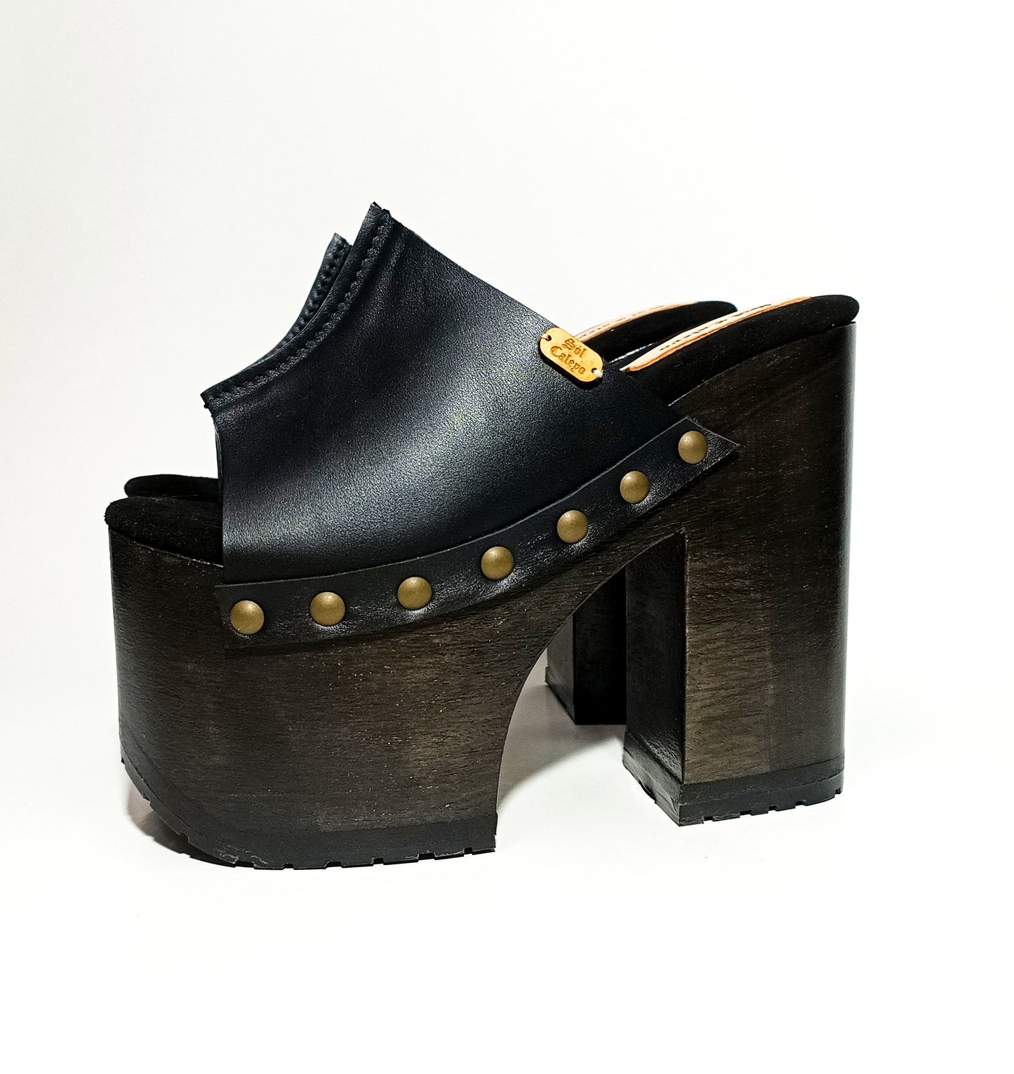 Black leather sandals with super high wooden heels. Platform sandals with super high heels in a vintage 70s style. Sizes 33 to 47. Special sizes.
An exclusive design by Sol Caleyo, created for those who value craftsmanship, comfort, and authentic style.