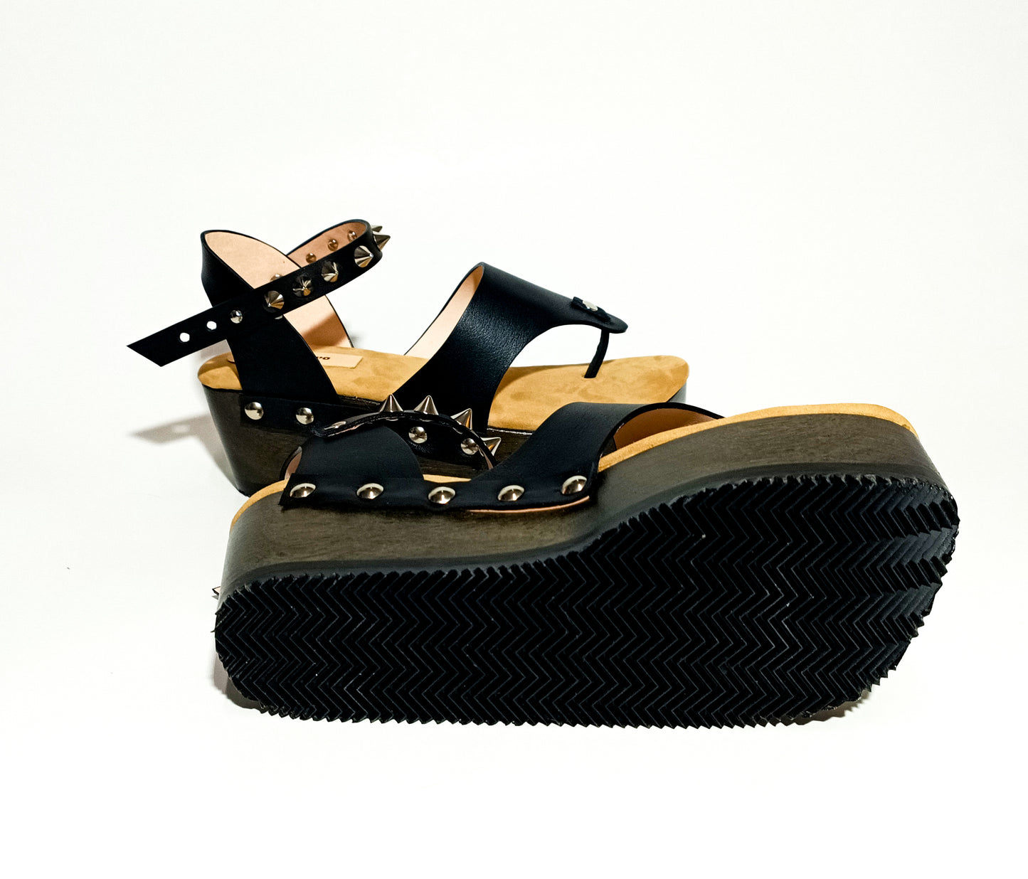 Wooden wedge sandal flip flop style. Flip flop style clog sandal. Flip flop style sandal with silver studs. Sizes 34 to 47. Handmade leather shoes by sol Caleyo.