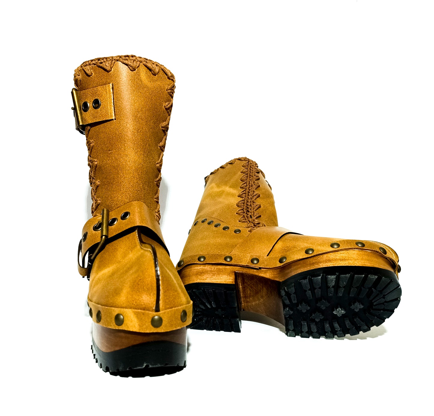 Clog boot in aged effect leather. Biker style leather boot with buckles. High quality handmade leather shoes. Sizes 34 to 47. Soho boots are an exclusive design by Sol Caleyo.