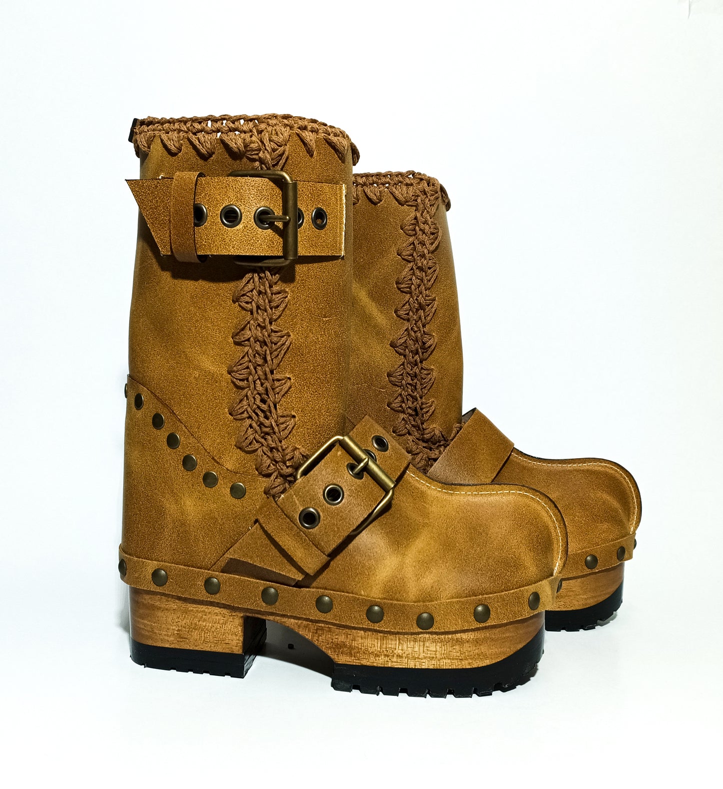 Clog boot in aged effect leather. Biker style leather boot with buckles. High quality handmade leather shoes. Sizes 34 to 47. Soho boots are an exclusive design by Sol Caleyo.