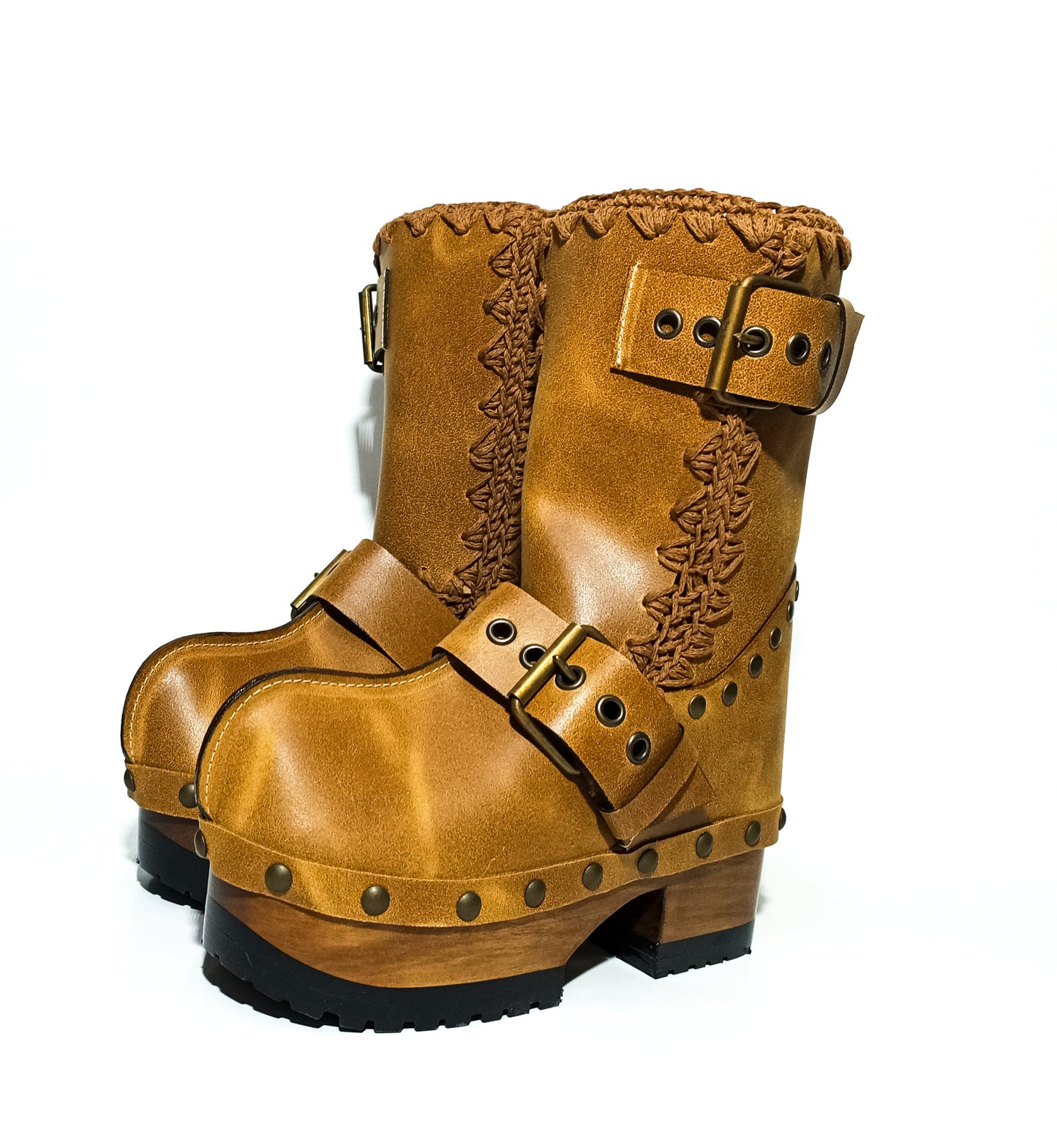 Clog boot in aged effect leather. Biker style leather boot with buckles. High quality handmade leather shoes. Sizes 34 to 47. Soho boots are an exclusive design by Sol Caleyo.