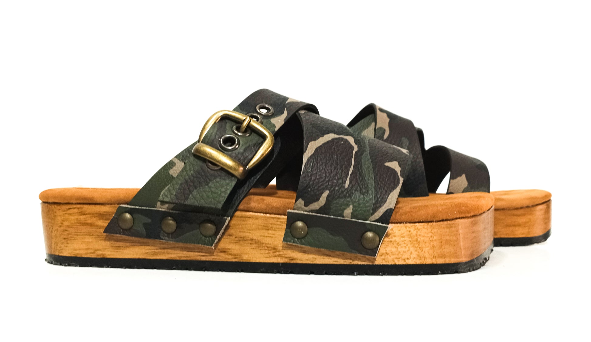 Clog sandals for men in military style. Men's leather sandals made in genuine leather. Clog sandals for men with a unique style. Military sandals is an exclusive design by Sol Caleyo.
