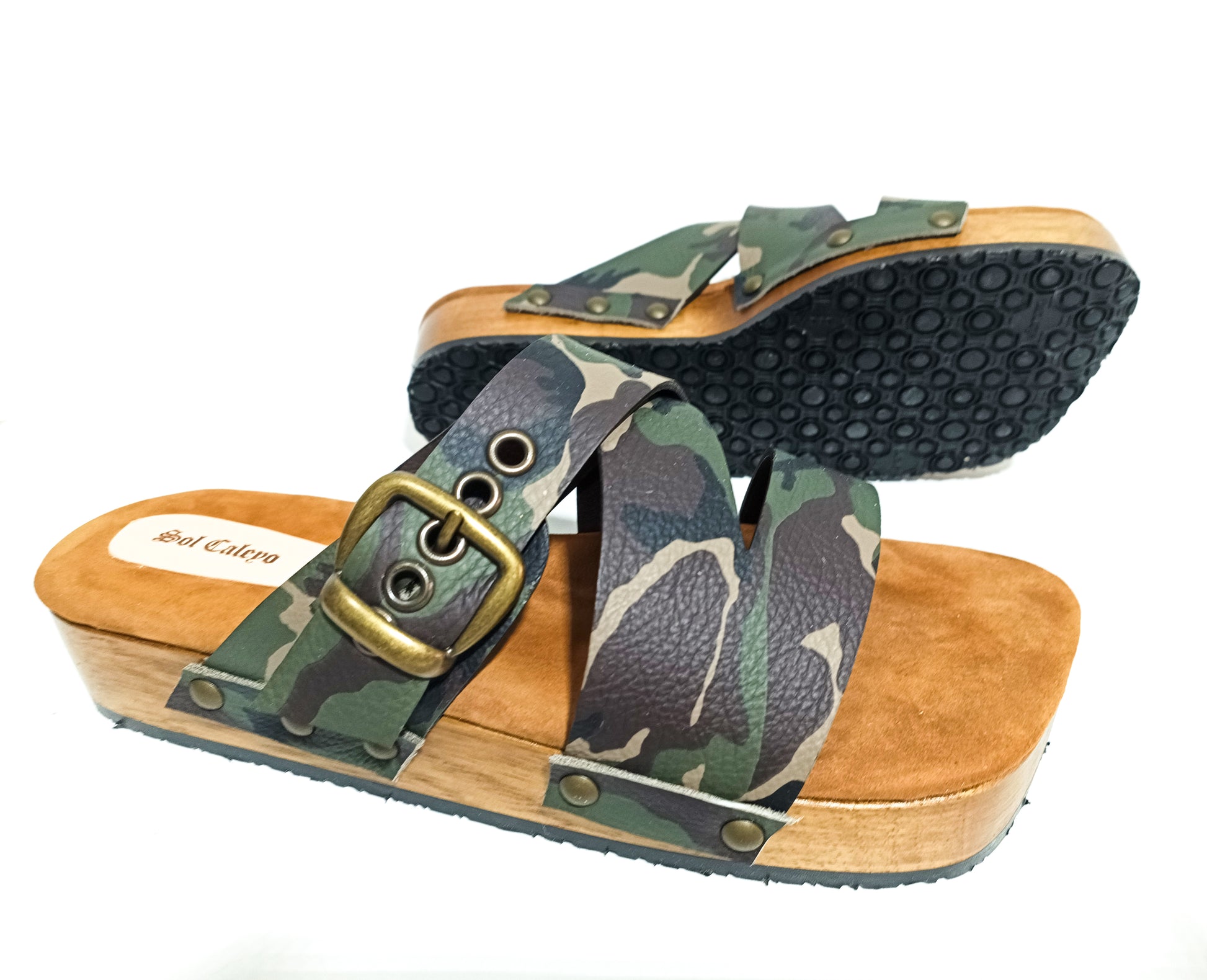 Clog sandals for men in military style. Men's leather sandals made in genuine leather. Clog sandals for men with a unique style. Military sandals is an exclusive design by Sol Caleyo.