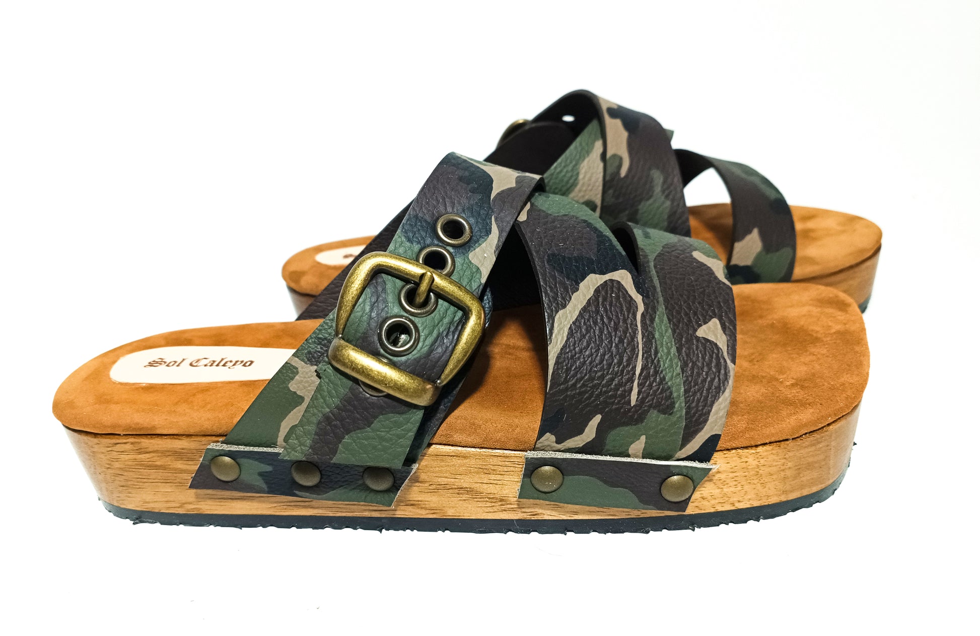 Clog sandals for men in military style. Men's leather sandals made in genuine leather. Clog sandals for men with a unique style. Military sandals is an exclusive design by Sol Caleyo.