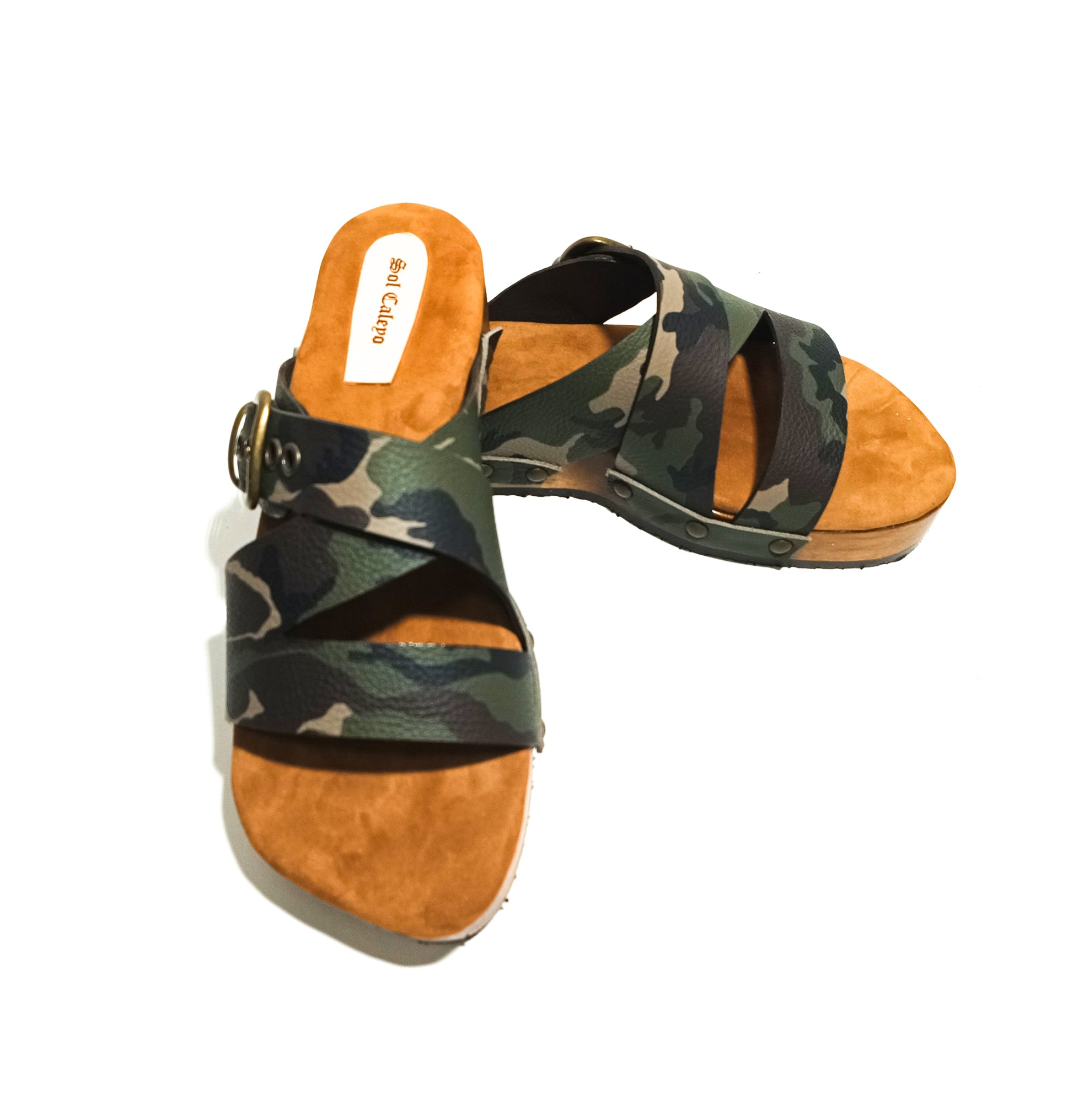 Clog sandals for men in military style. Men's leather sandals made in genuine leather. Clog sandals for men with a unique style. Military sandals is an exclusive design by Sol Caleyo.
