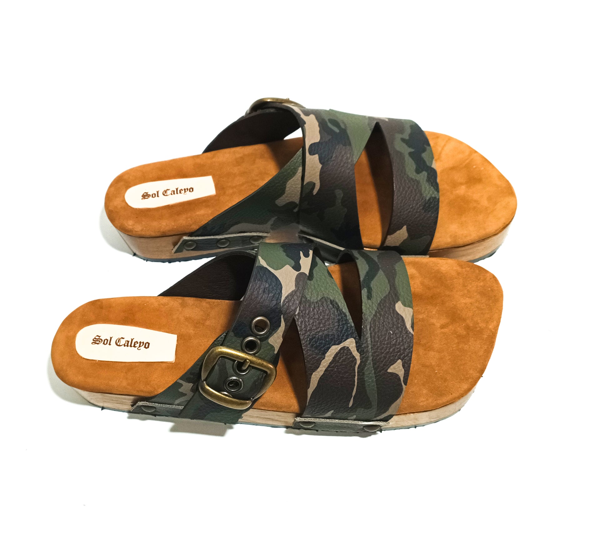 Clog sandals for men in military style. Men's leather sandals made in genuine leather. Clog sandals for men with a unique style. Military sandals is an exclusive design by Sol Caleyo.