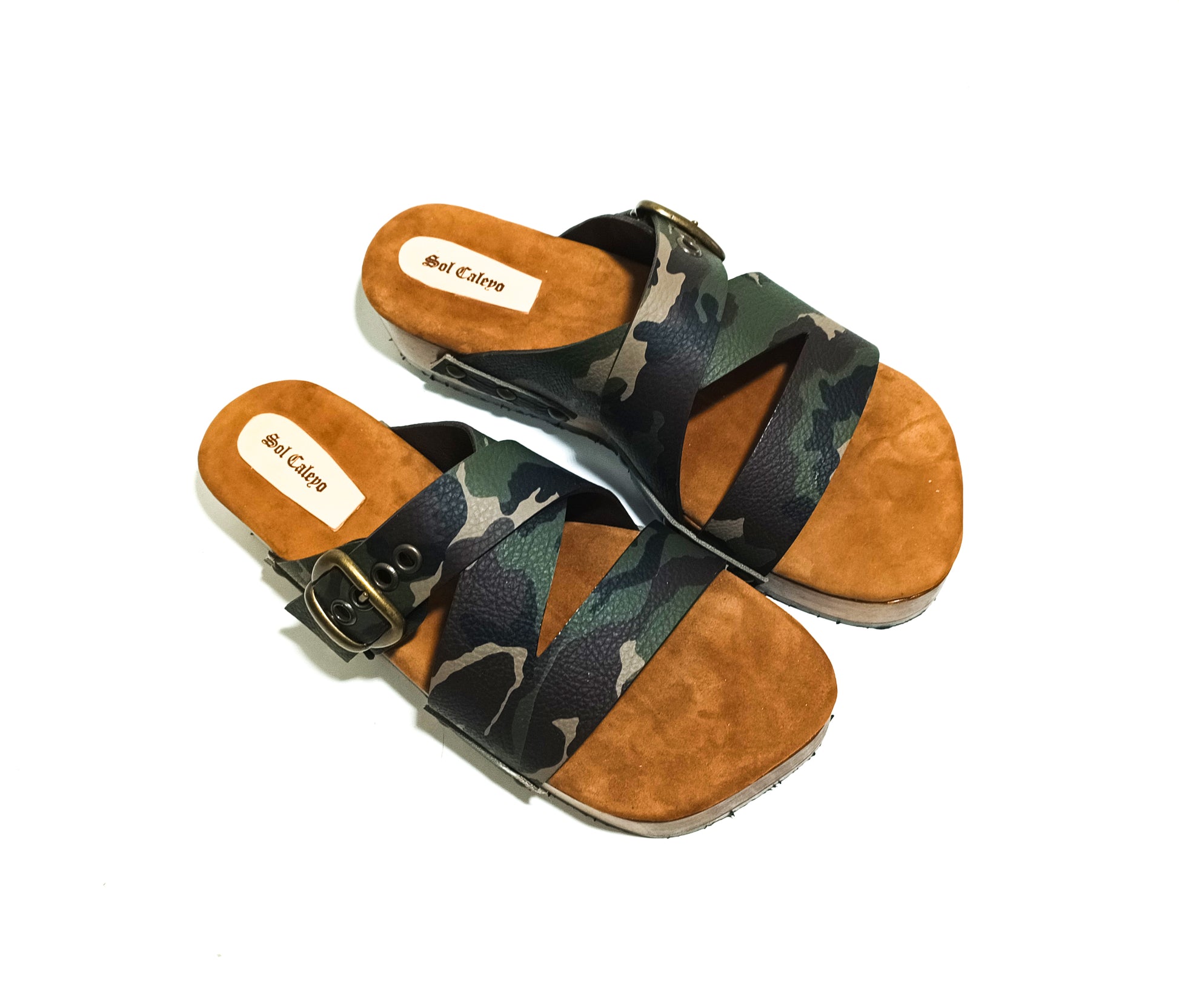 Clog sandals for men in military style. Men's leather sandals made in genuine leather. Clog sandals for men with a unique style. Military sandals is an exclusive design by Sol Caleyo.