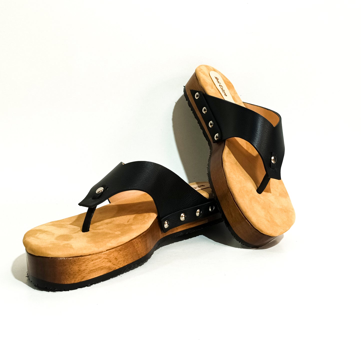 Handcrafted men’s black leather clog sandals with flat wooden sole, flip-flop style design by Sol Caleyo, available in sizes 39 to 50.