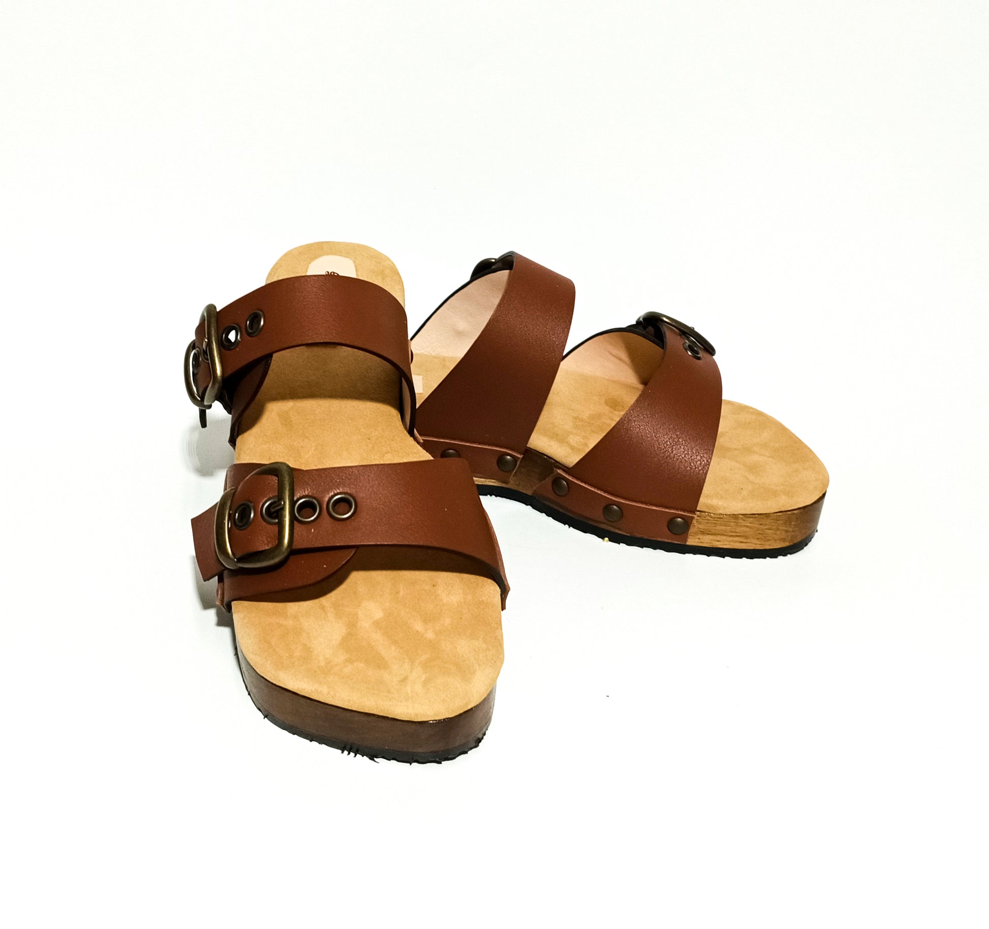 Leather clog sandals for men: unique style and design! Leather clogs, unique designs for men. Comfort and style on your feet. Strappy sandals for men.