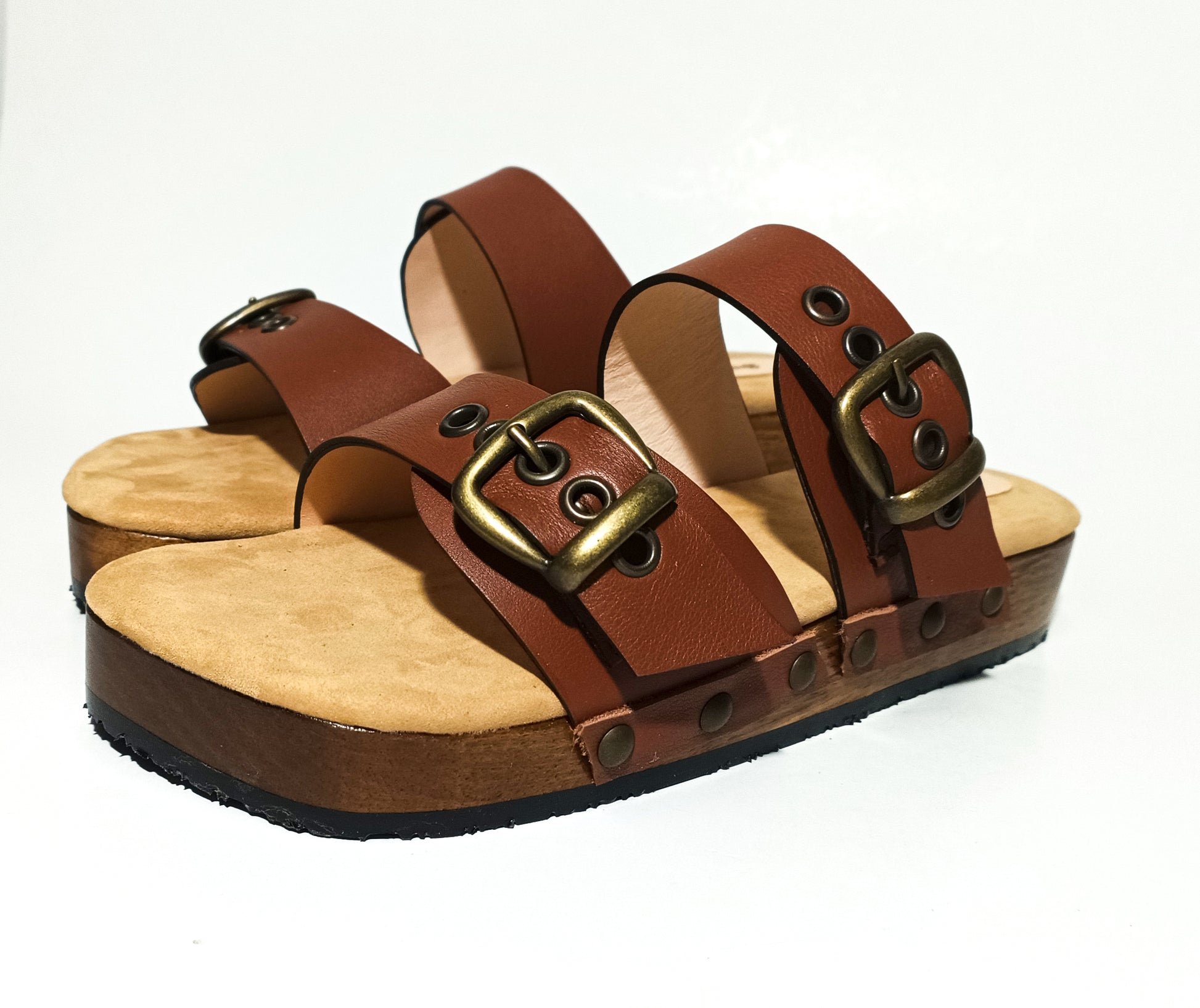 Leather clog sandals for men: unique style and design! Leather clogs, unique designs for men. Comfort and style on your feet. Strappy sandals for men.