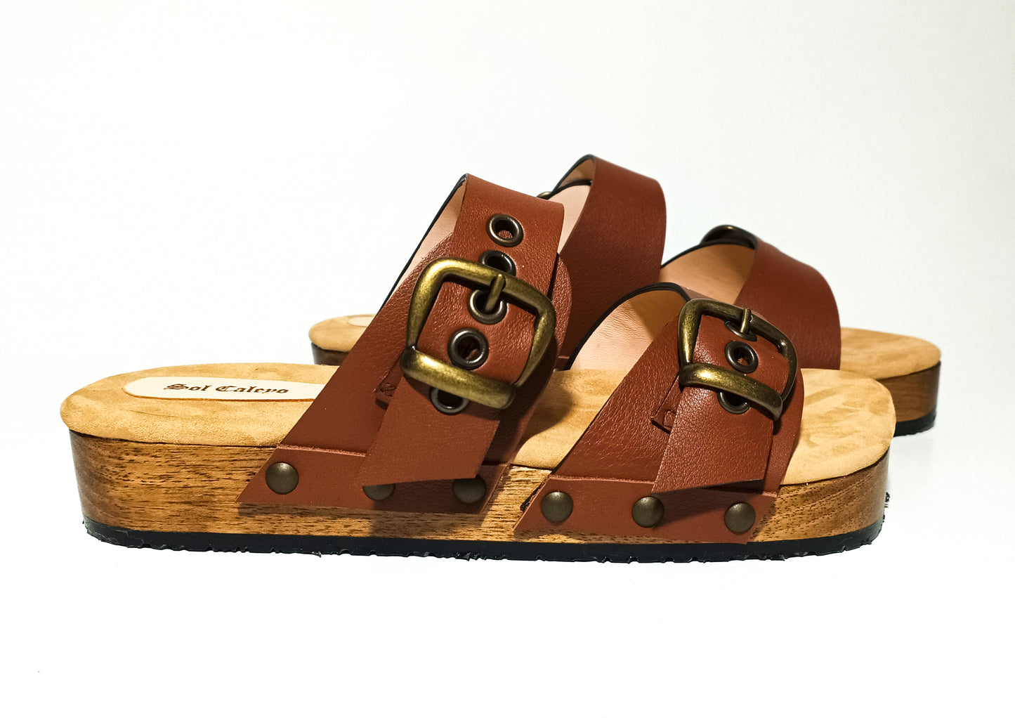 Handmade men’s brown leather Birk sandals with wooden sole and black Vibram outsole by Sol Caleyo.