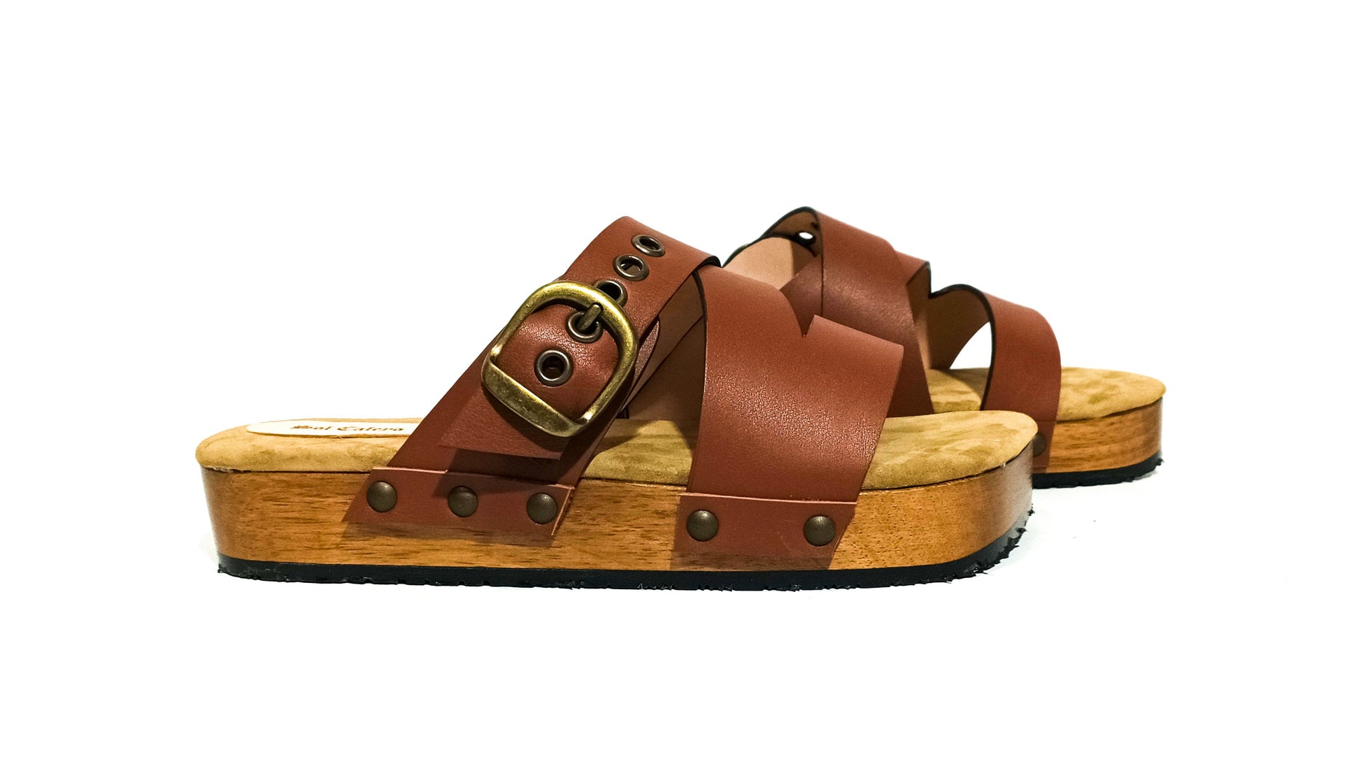 Brown clog sandal for men. Leather sandal for men. Men's sandal with wooden sole. Men's sandal with straps. High quality handmade leather shoes by sol Caleyo. Sustainable fashion.