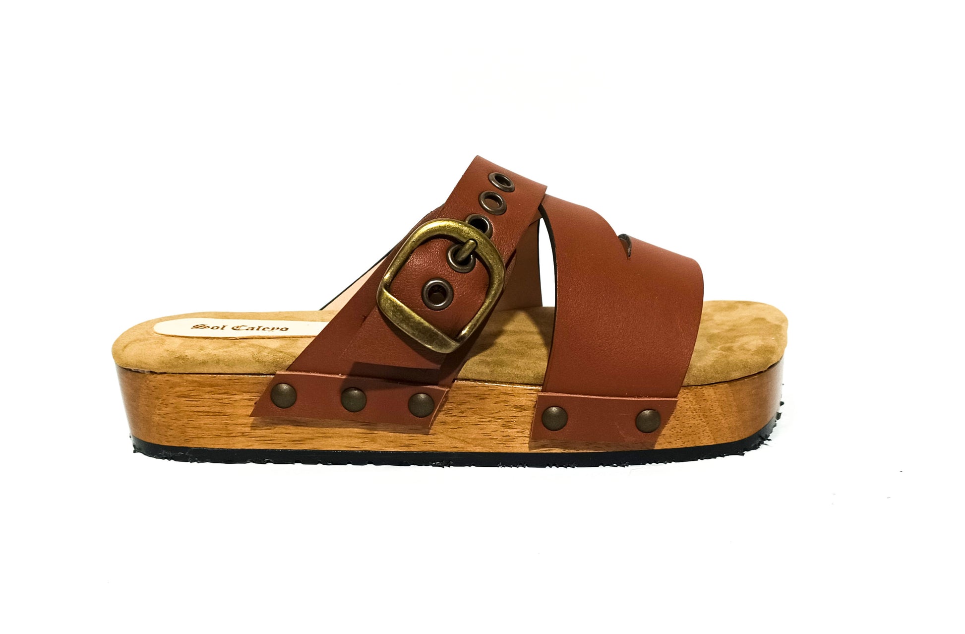 Brown clog sandal for men. Leather sandal for men. Men's sandal with wooden sole. Men's sandal with straps. High quality handmade leather shoes by sol Caleyo. Sustainable fashion.