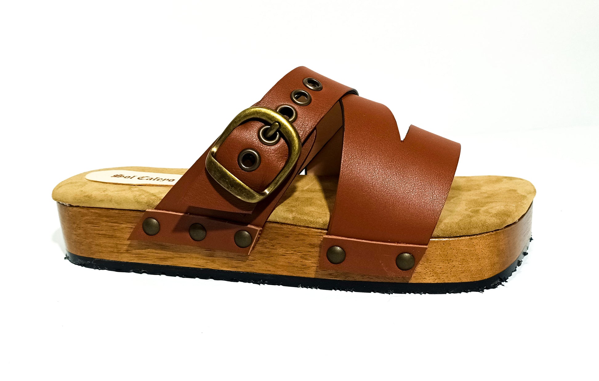Brown clog sandal for men. Leather sandal for men. Men's sandal with wooden sole. Men's sandal with straps. High quality handmade leather shoes by sol Caleyo. Sustainable fashion.