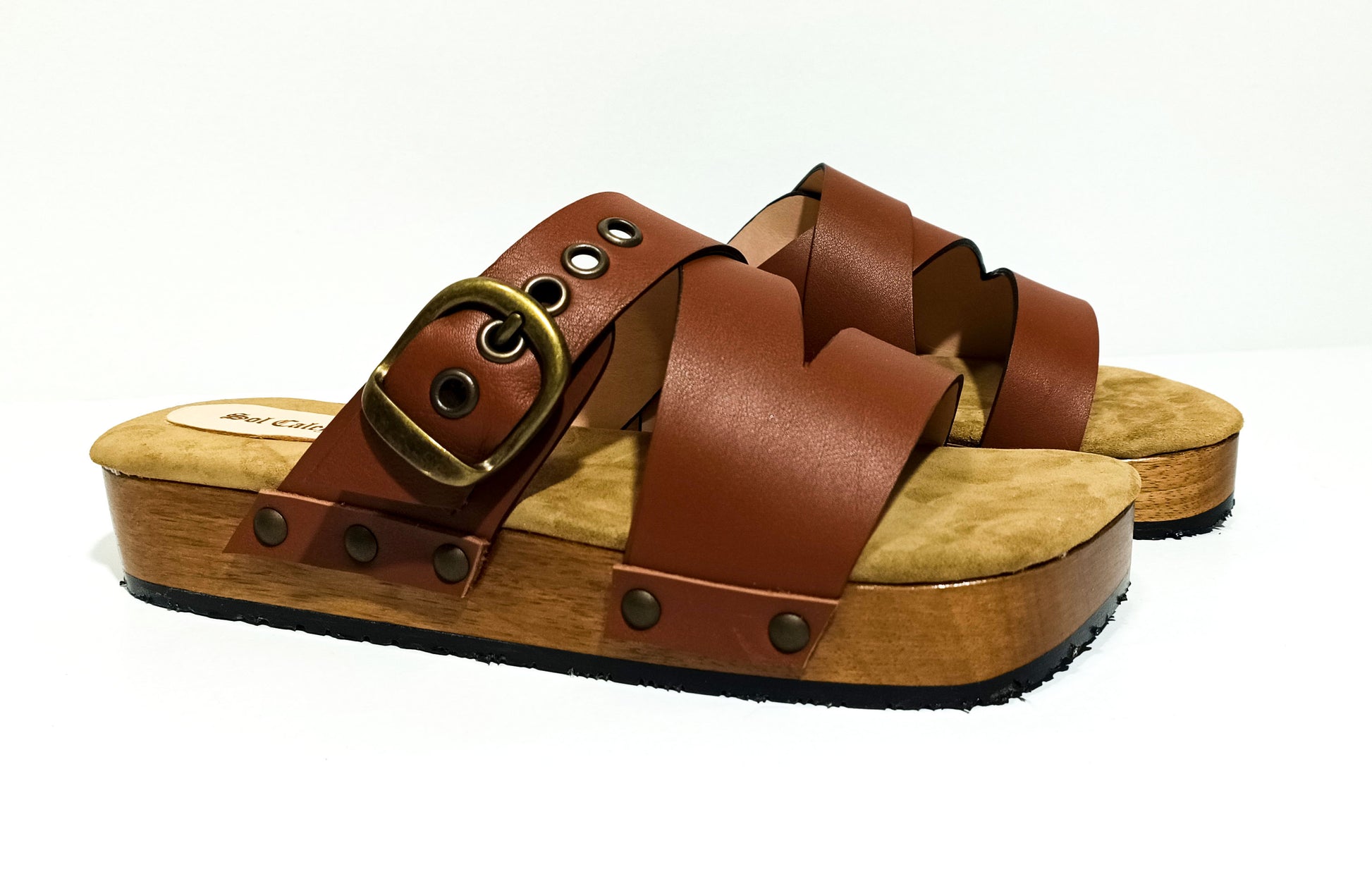 Brown clog sandal for men. Leather sandal for men. Men's sandal with wooden sole. Men's sandal with straps. High quality handmade leather shoes by sol Caleyo. Sustainable fashion.