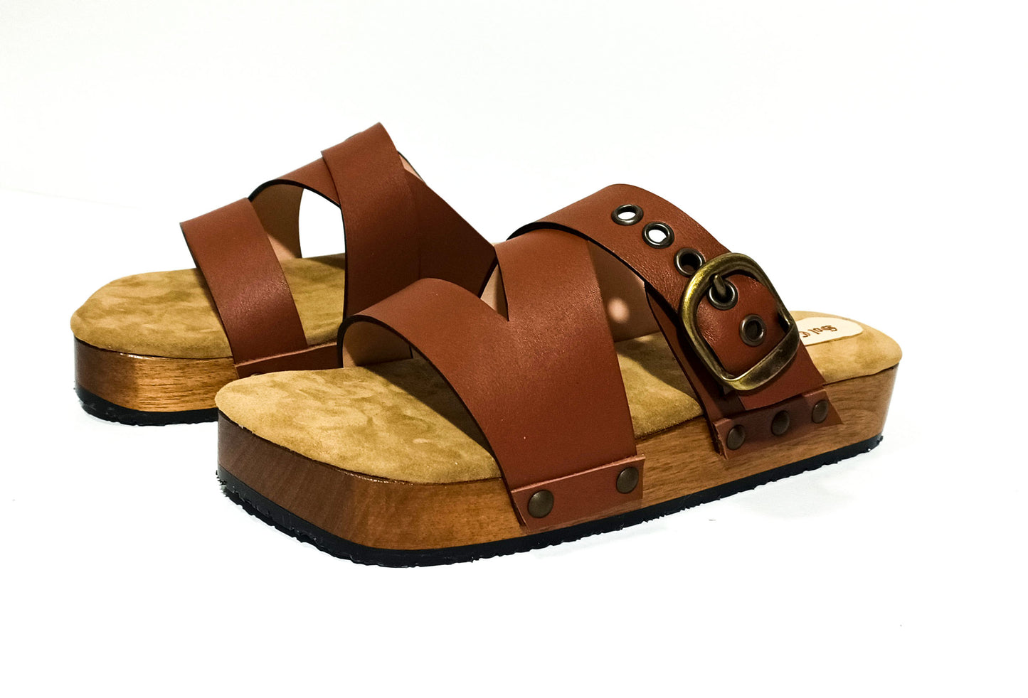 Brown clog sandal for men. Leather sandal for men. Men's sandal with wooden sole. Men's sandal with straps. High quality handmade leather shoes by sol Caleyo. Sustainable fashion.