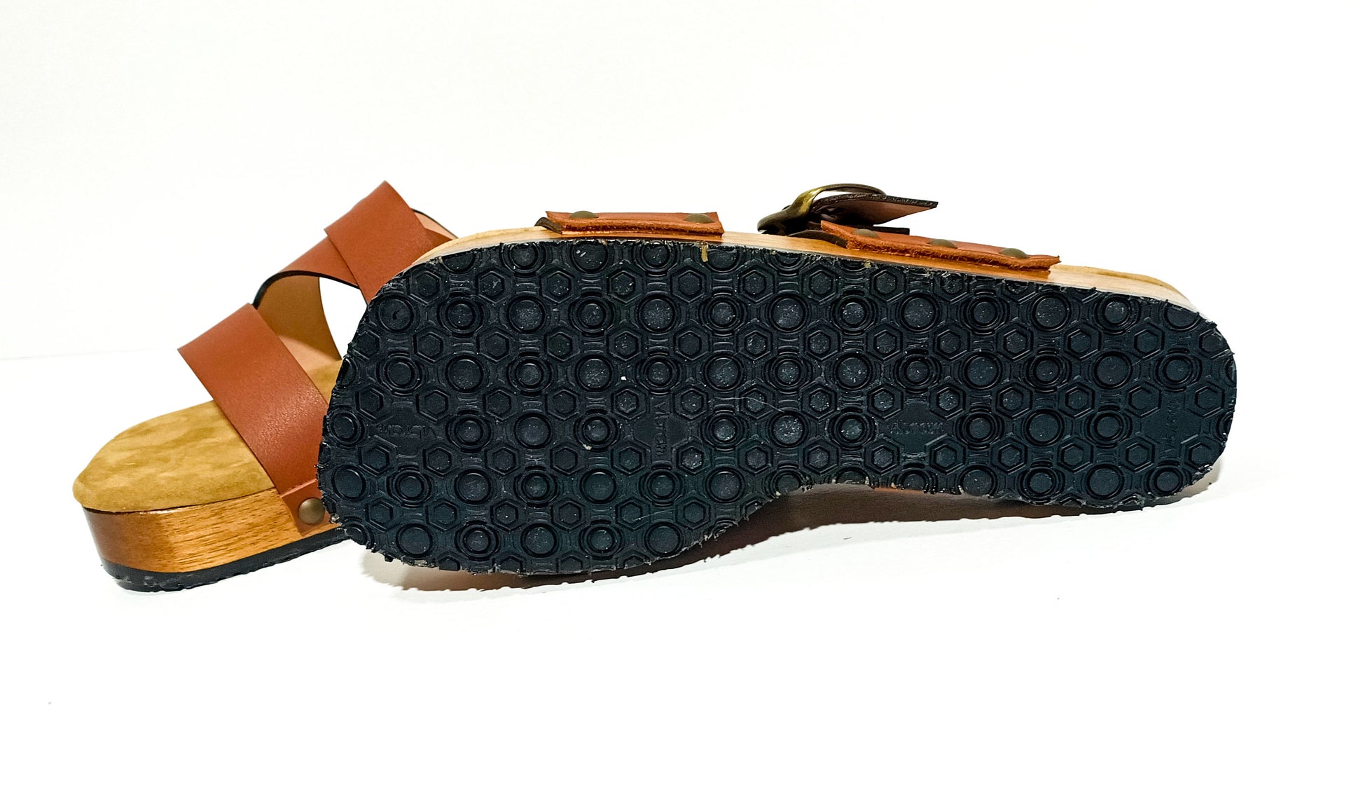 Brown clog sandal for men. Leather sandal for men. Men's sandal with wooden sole. Men's sandal with straps. High quality handmade leather shoes by sol Caleyo. Sustainable fashion.