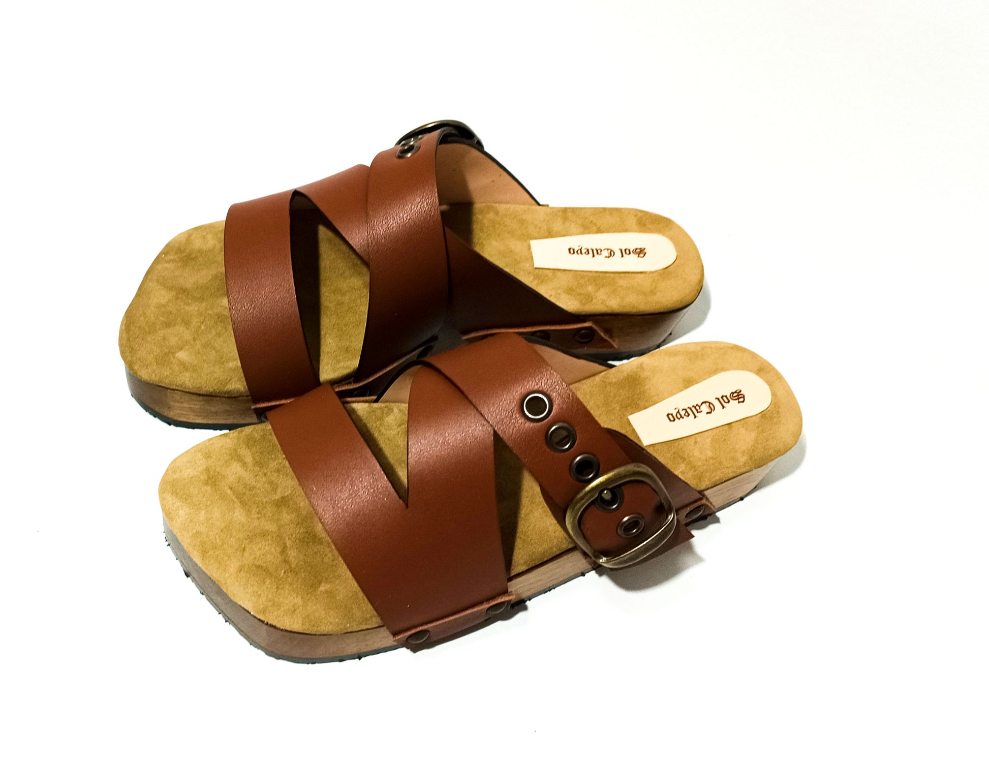 Brown clog sandal for men. Leather sandal for men. Men's sandal with wooden sole. Men's sandal with straps. High quality handmade leather shoes by sol Caleyo. Sustainable fashion.