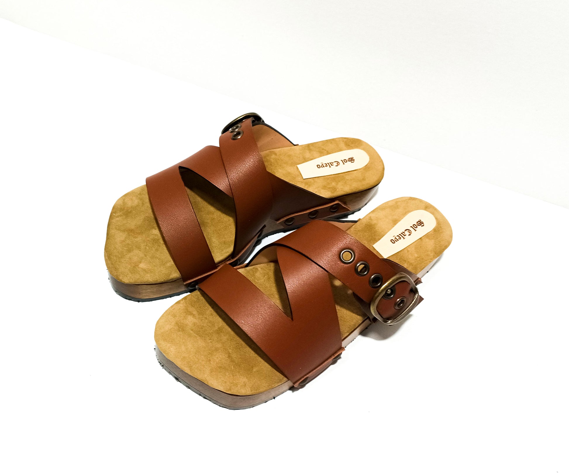 Brown clog sandal for men. Leather sandal for men. Men's sandal with wooden sole. Men's sandal with straps. High quality handmade leather shoes by sol Caleyo. Sustainable fashion.