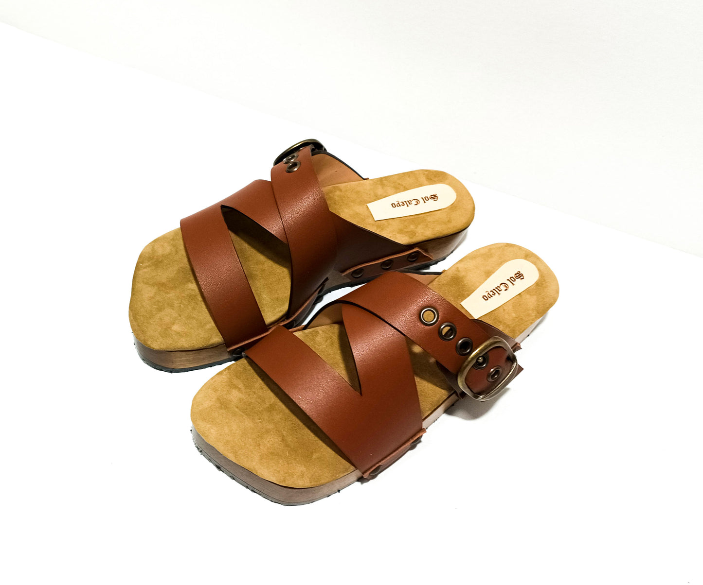 Handmade men’s brown leather Classic sandals with wooden sole and black Vibram outsole by Sol Caleyo.
