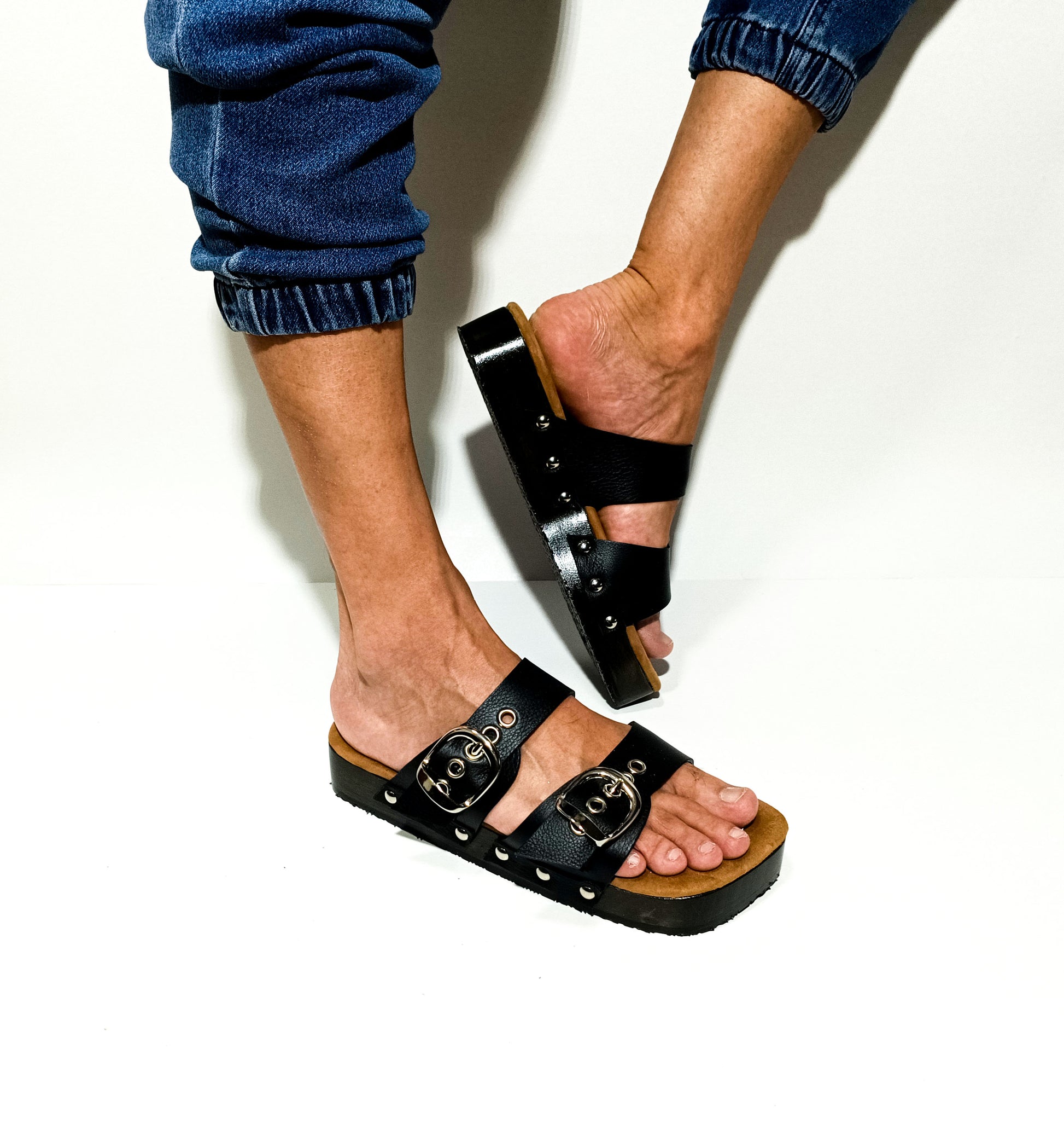 Leather clog sandals for men: unique style and design! Leather clogs, unique designs for men. Comfort and style on your feet. Strappy sandals for men.