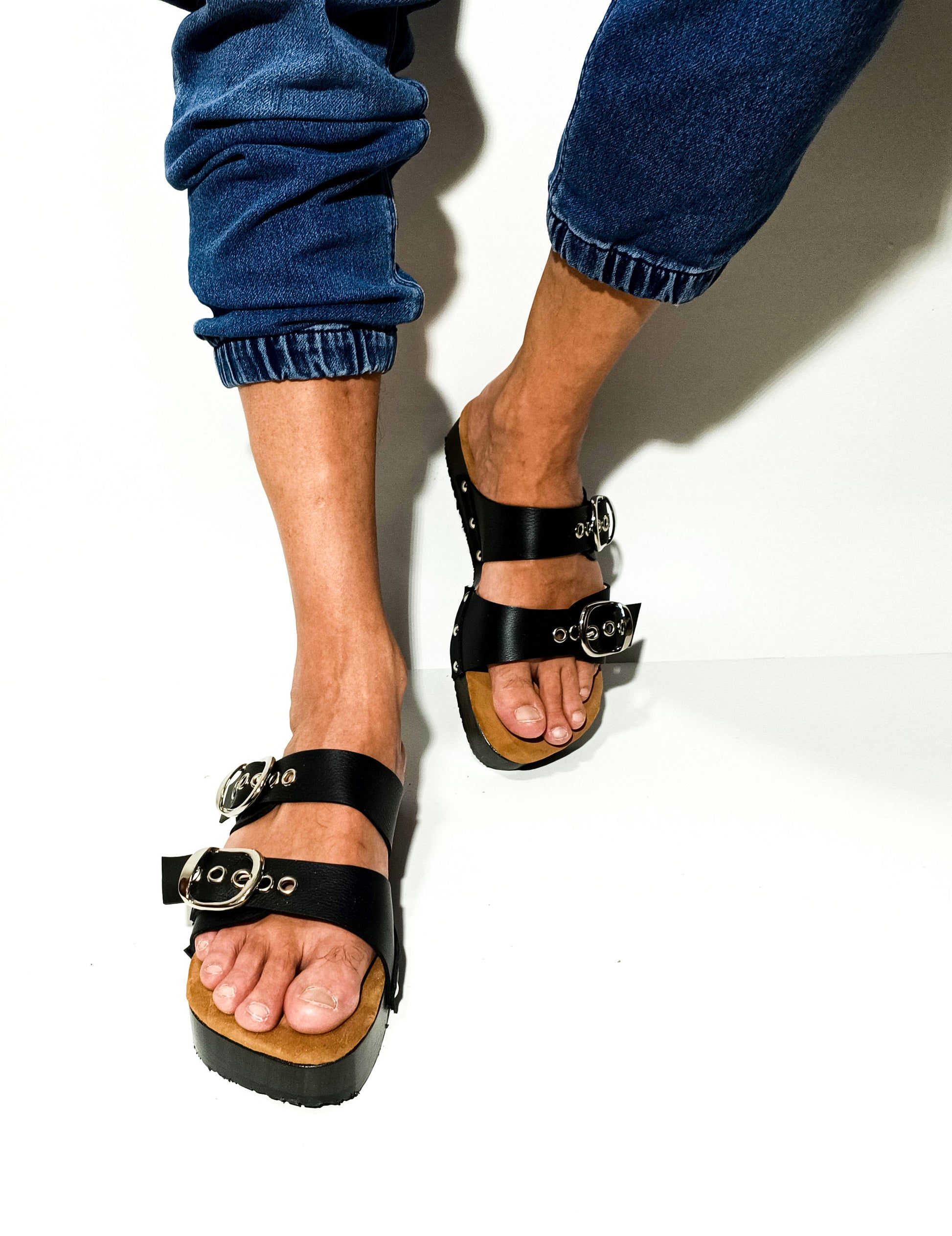 Leather clog sandals for men: unique style and design! Leather clogs, unique designs for men. Comfort and style on your feet. Strappy sandals for men.