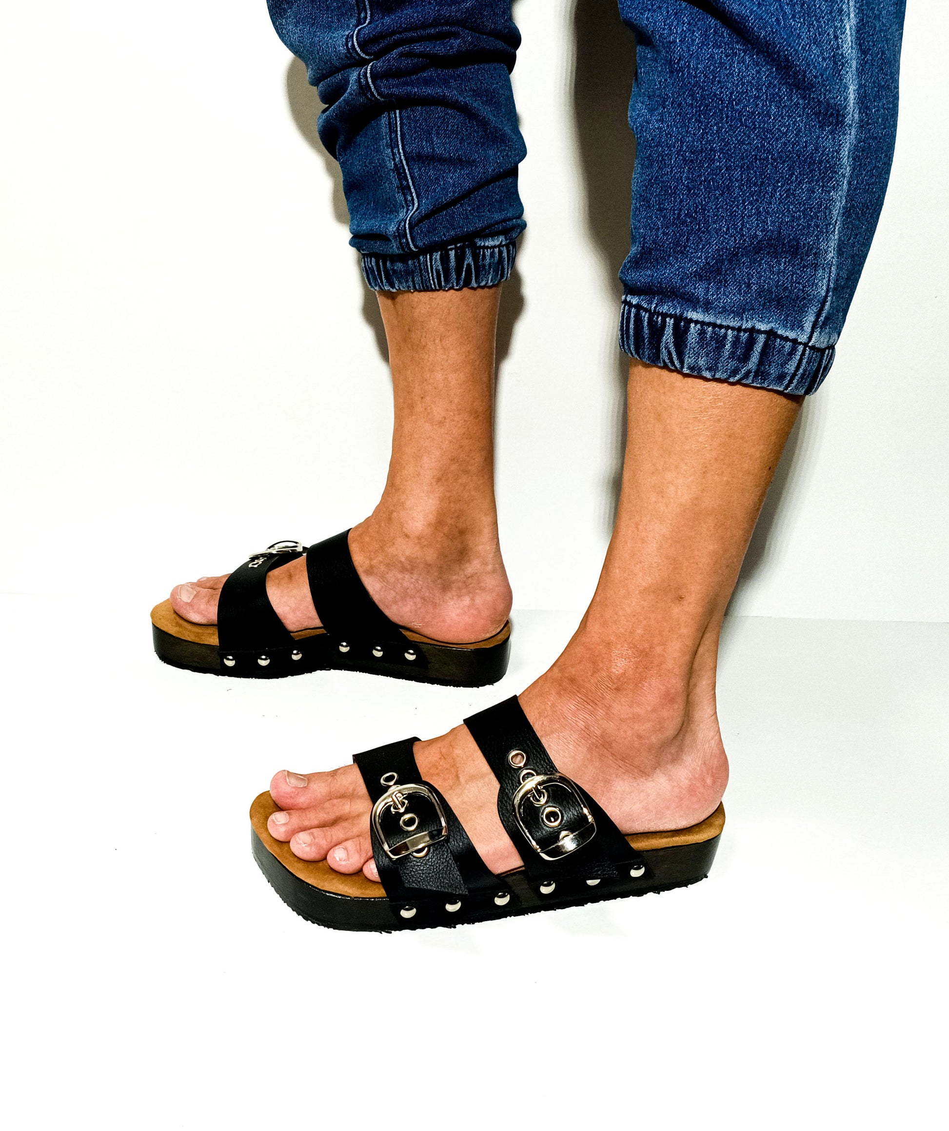 Leather clog sandals for men: unique style and design! Leather clogs, unique designs for men. Comfort and style on your feet. Strappy sandals for men.