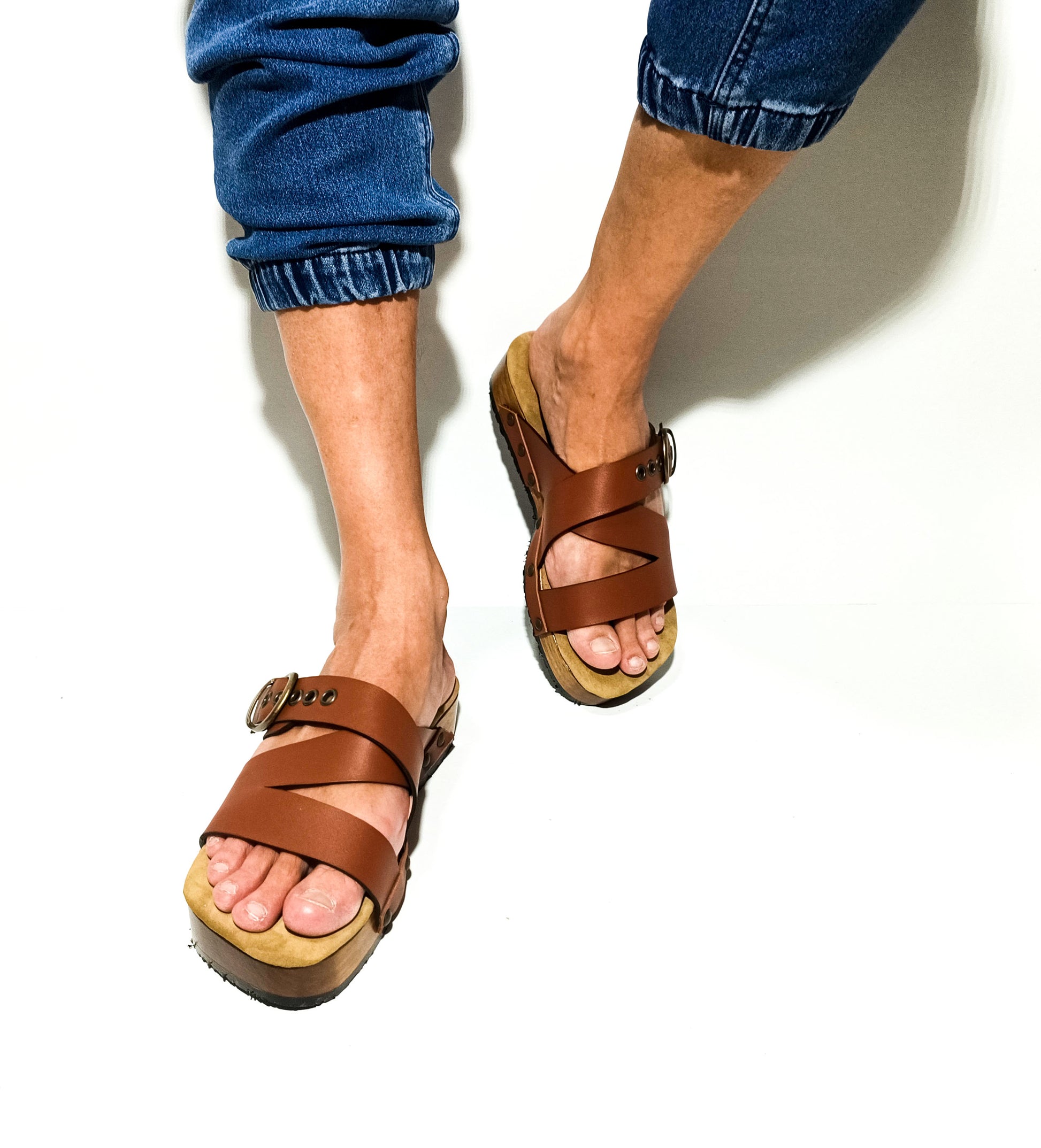 Brown clog sandal for men. Leather sandal for men. Men's sandal with wooden sole. Men's sandal with straps. High quality handmade leather shoes by sol Caleyo. Sustainable fashion.