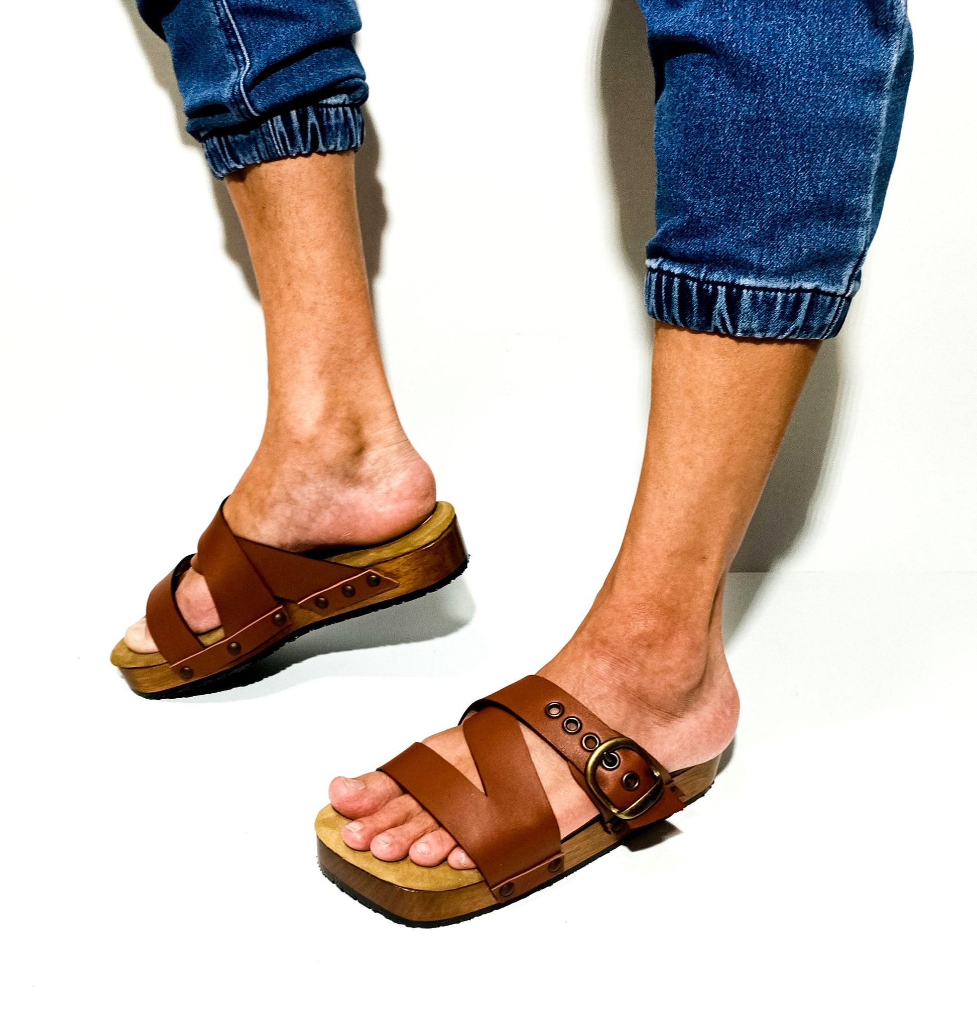 Brown clog sandal for men. Leather sandal for men. Men's sandal with wooden sole. Men's sandal with straps. High quality handmade leather shoes by sol Caleyo. Sustainable fashion.