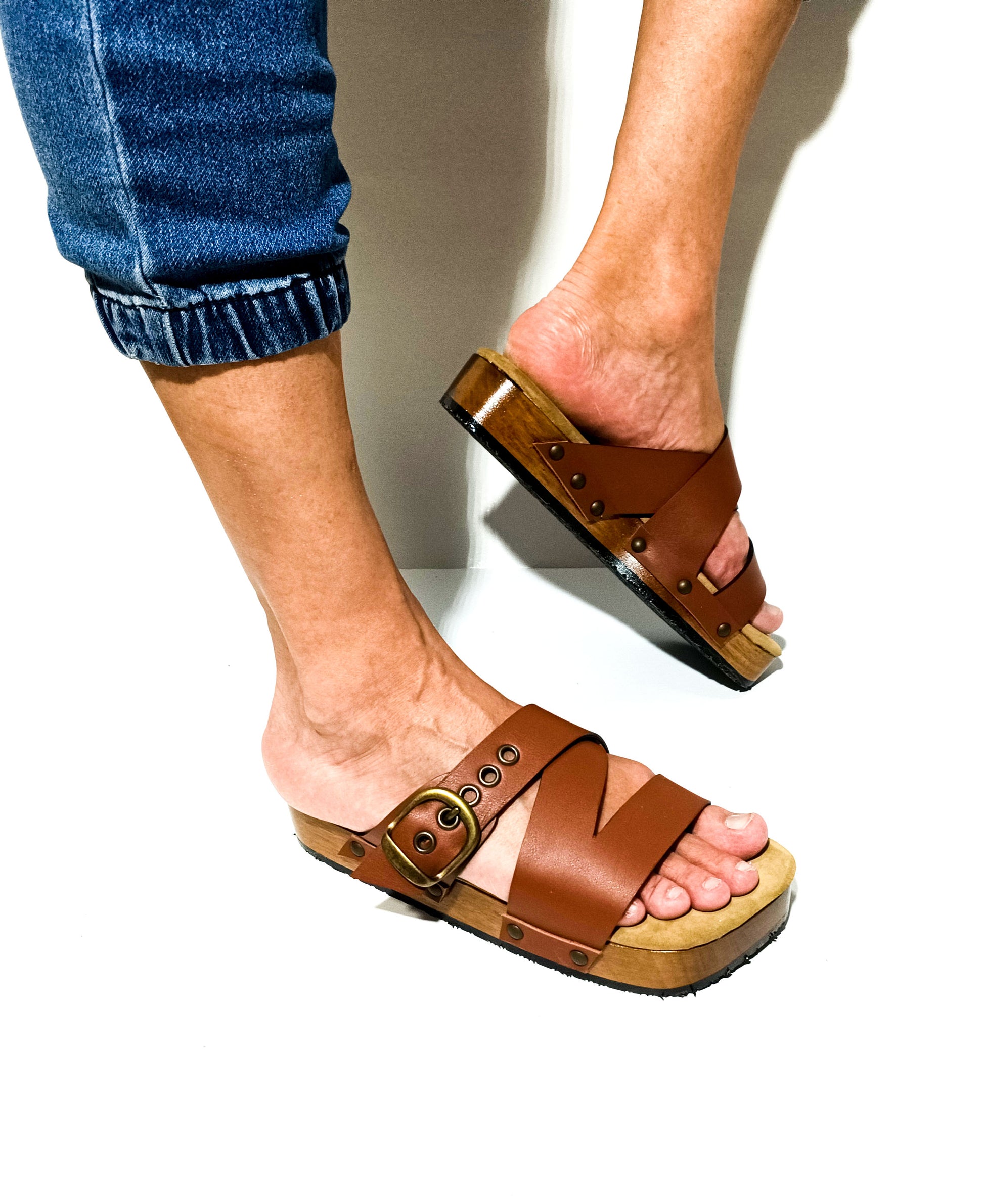 Brown clog sandal for men. Leather sandal for men. Men's sandal with wooden sole. Men's sandal with straps. High quality handmade leather shoes by sol Caleyo. Sustainable fashion.