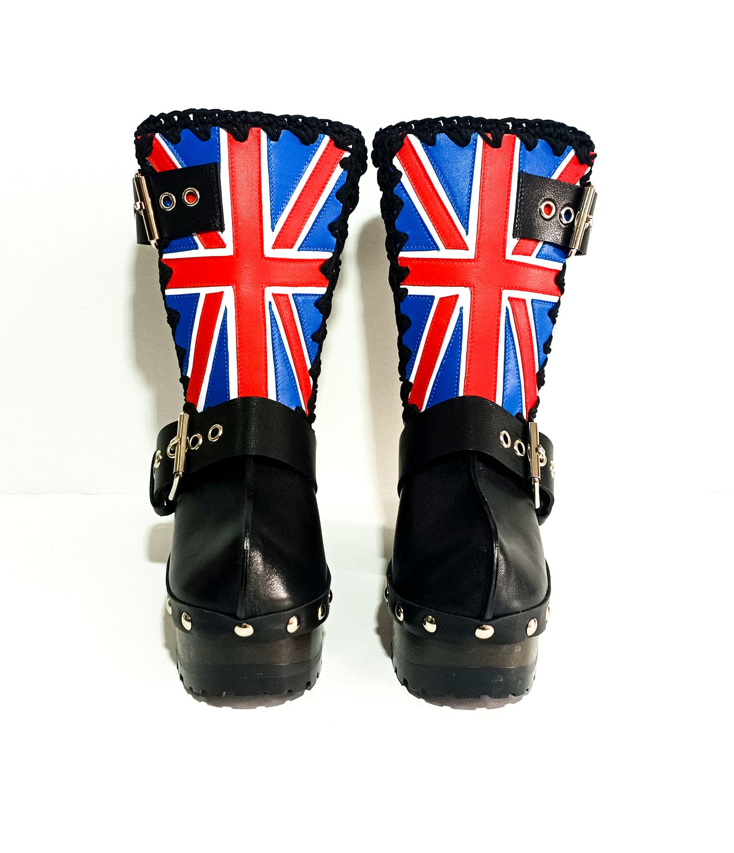 Black leather biker style boot, with England flag. Decorated with silver buckles and studs. Sizes 34 to 47. Soho England boots are an exclusive design by Sol Caleyo.