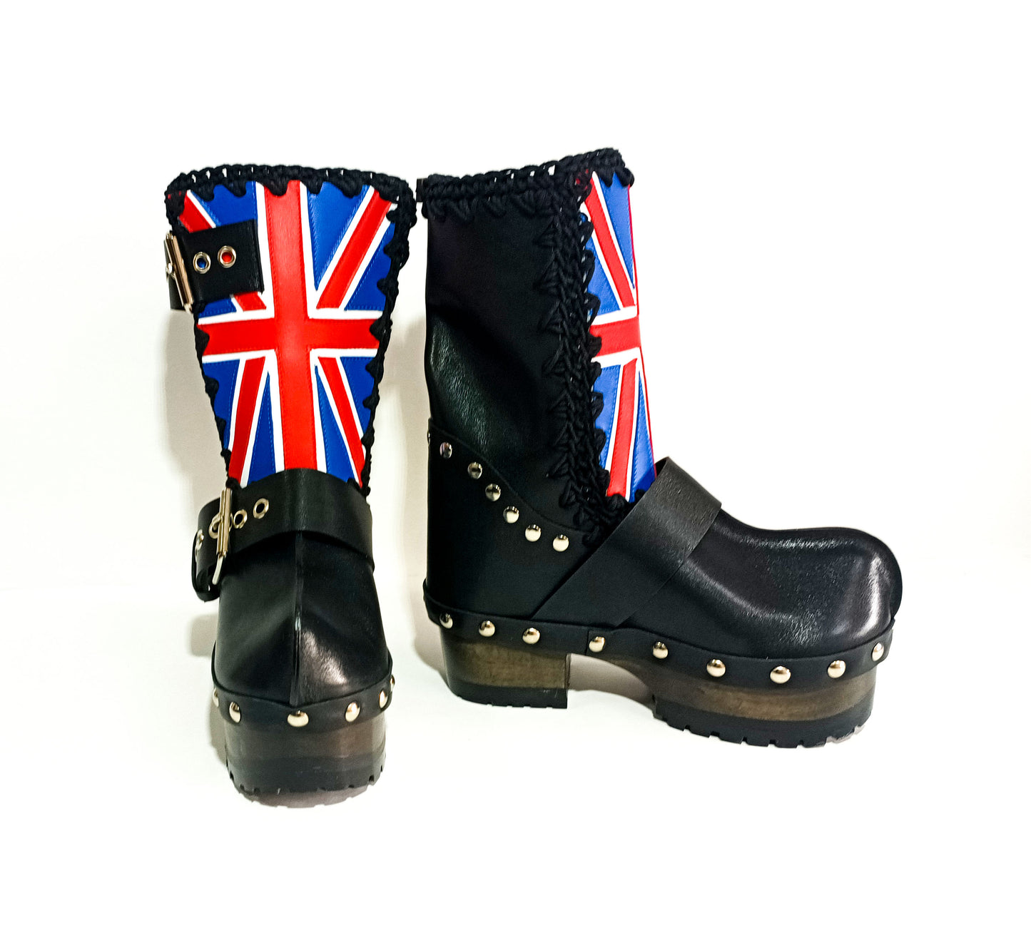 Black leather biker style boot, with England flag. Decorated with silver buckles and studs. Sizes 34 to 47. Soho England boots are an exclusive design by Sol Caleyo.