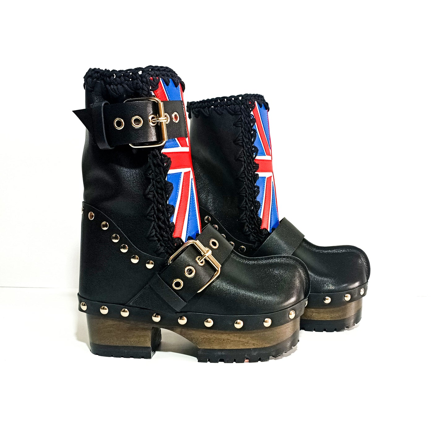 Black leather biker style boot, with England flag. Decorated with silver buckles and studs. Sizes 34 to 47. Soho England boots are an exclusive design by Sol Caleyo.