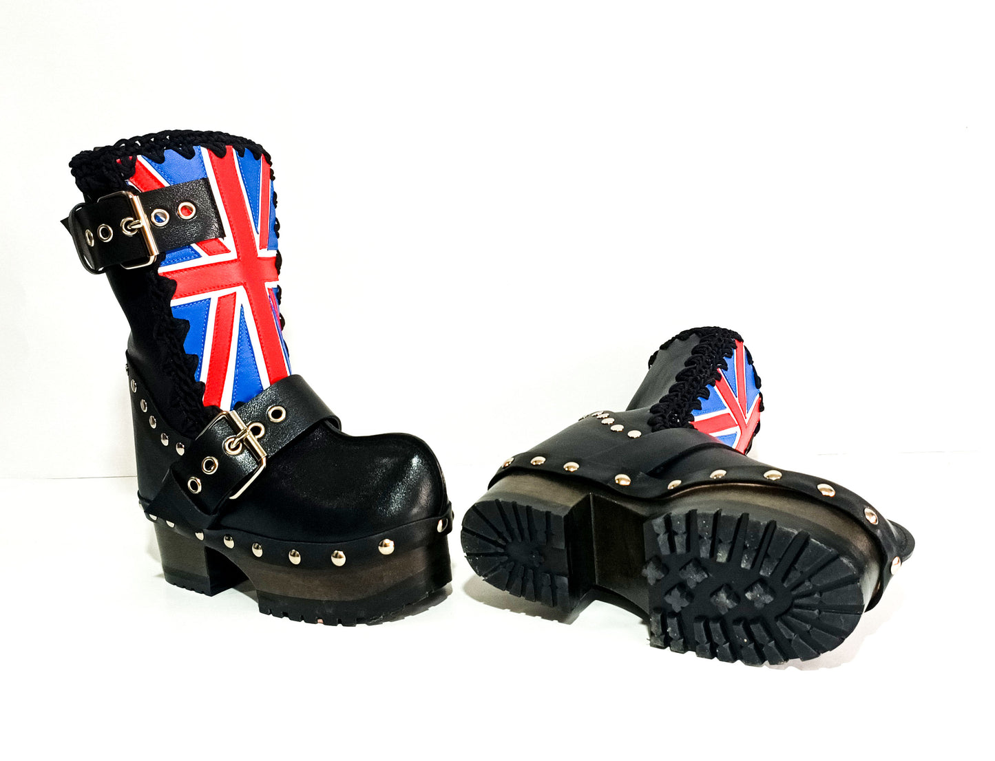 Black leather biker style boot, with England flag. Decorated with silver buckles and studs. Sizes 34 to 47. Soho England boots are an exclusive design by Sol Caleyo.