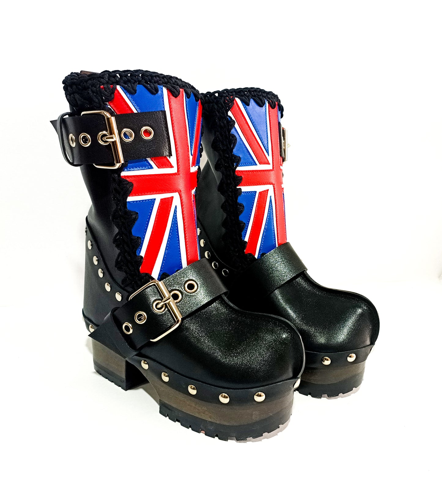 Black leather biker style boot, with England flag. Decorated with silver buckles and studs. Sizes 34 to 47. Soho England boots are an exclusive design by Sol Caleyo.