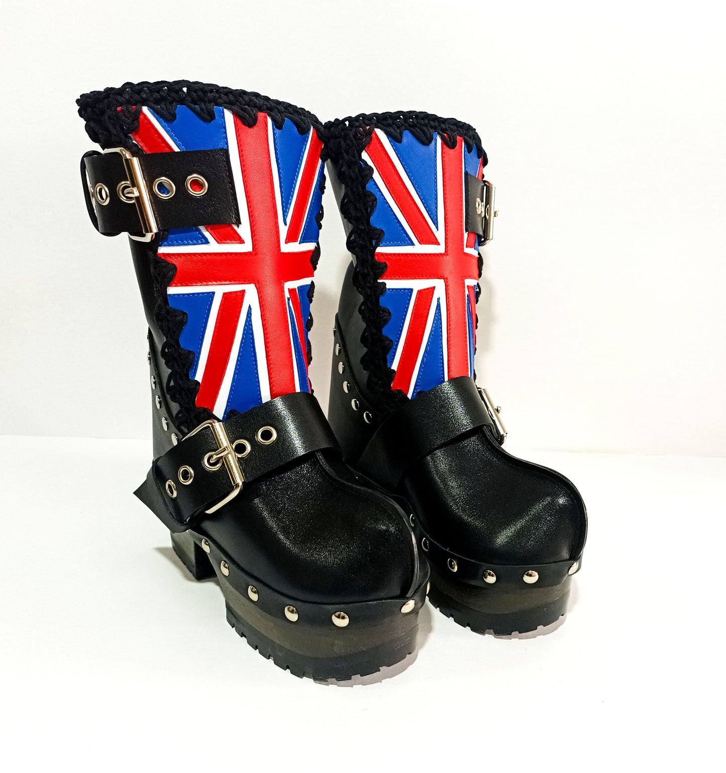 Black leather biker style boot, with England flag. Decorated with silver buckles and studs. Sizes 34 to 47. Soho England boots are an exclusive design by Sol Caleyo.