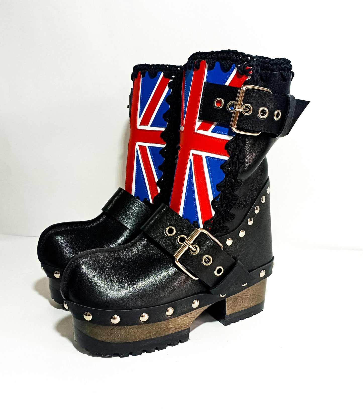 Black leather biker style boot, with England flag. Decorated with silver buckles and studs. Sizes 34 to 47. Soho England boots are an exclusive design by Sol Caleyo.