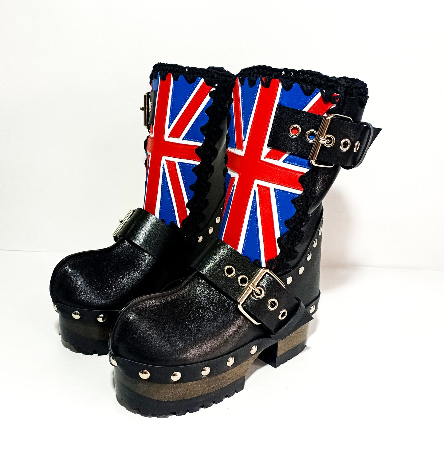 Black leather biker style boot, with England flag. Decorated with silver buckles and studs. Sizes 34 to 47. Soho England boots are an exclusive design by Sol Caleyo.