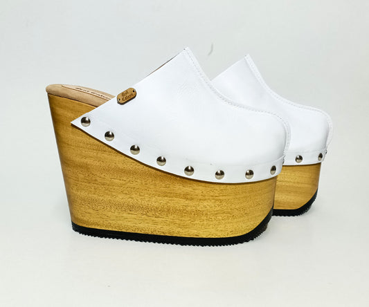 Vintage style clogs with wooden wedge. White clogs 70s style. White mules with wedge heel. High-end handmade footwear by Sol Caleyo.