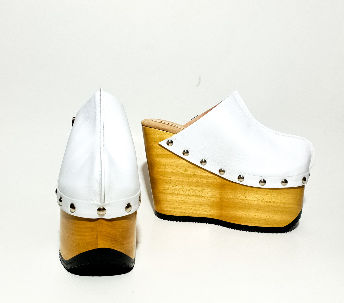 Vintage style clogs with wooden wedge. White clogs 70s style. White mules with wedge heel. High-end handmade footwear by Sol Caleyo.
