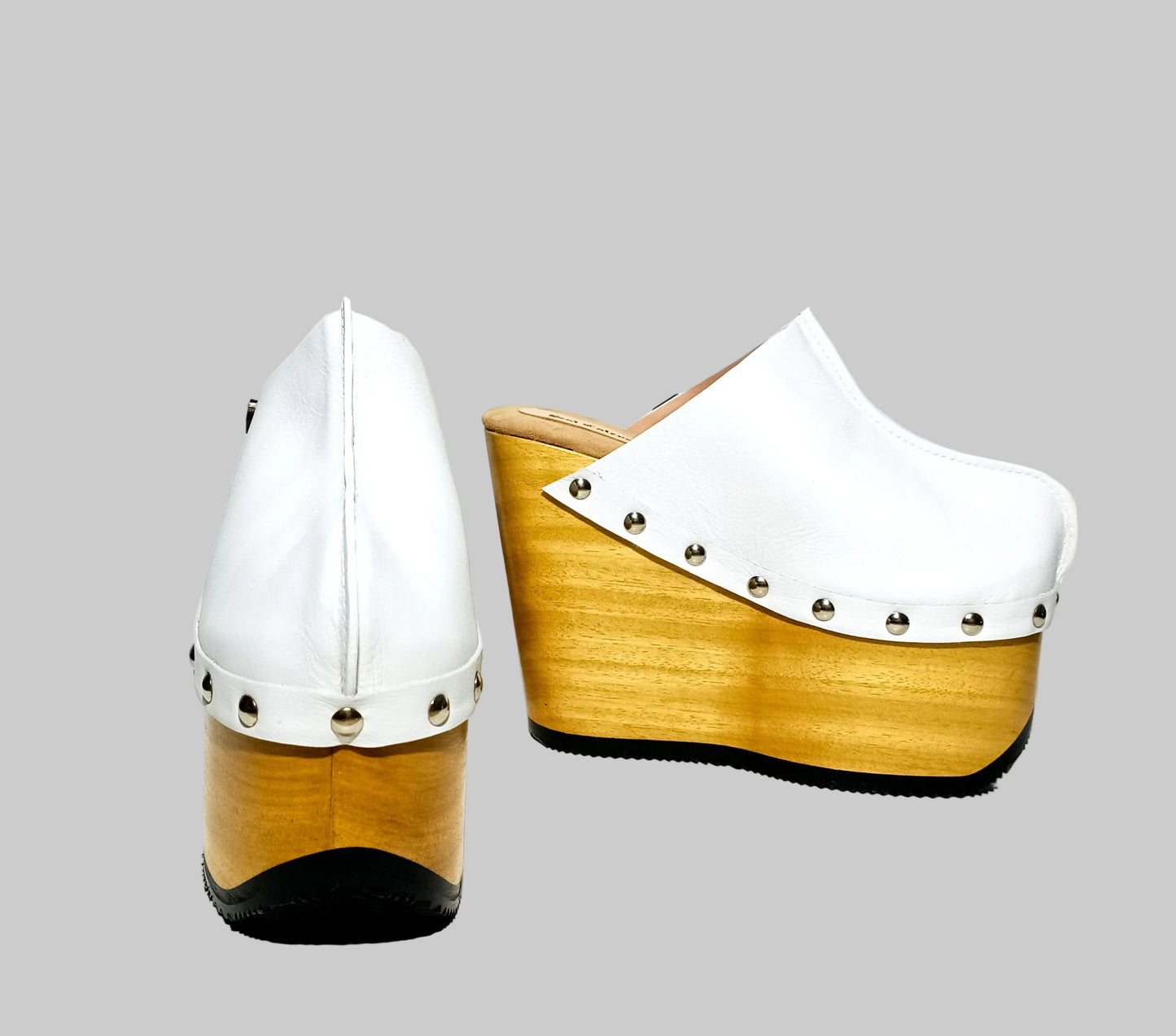 Vintage style clogs with wooden wedge. White clogs 70s style. White mules with wedge heel. High-end handmade footwear by Sol Caleyo.