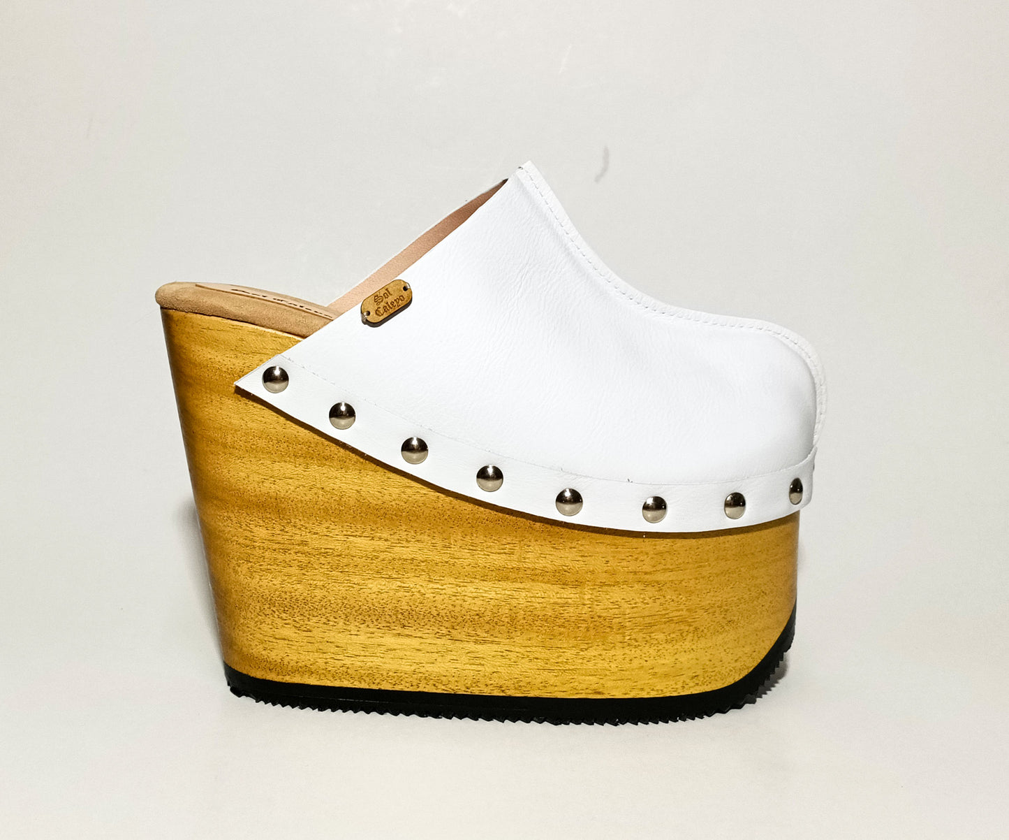 Vintage style clogs with wooden wedge. White clogs 70s style. White mules with wedge heel. High-end handmade footwear by Sol Caleyo.
