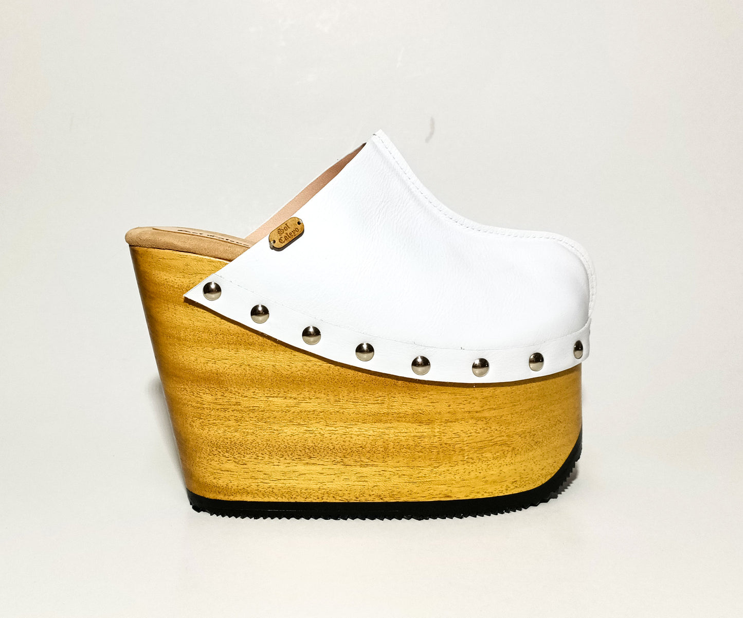 Vintage style clogs with wooden wedge. White clogs 70s style. White mules with wedge heel. High-end handmade footwear by Sol Caleyo.